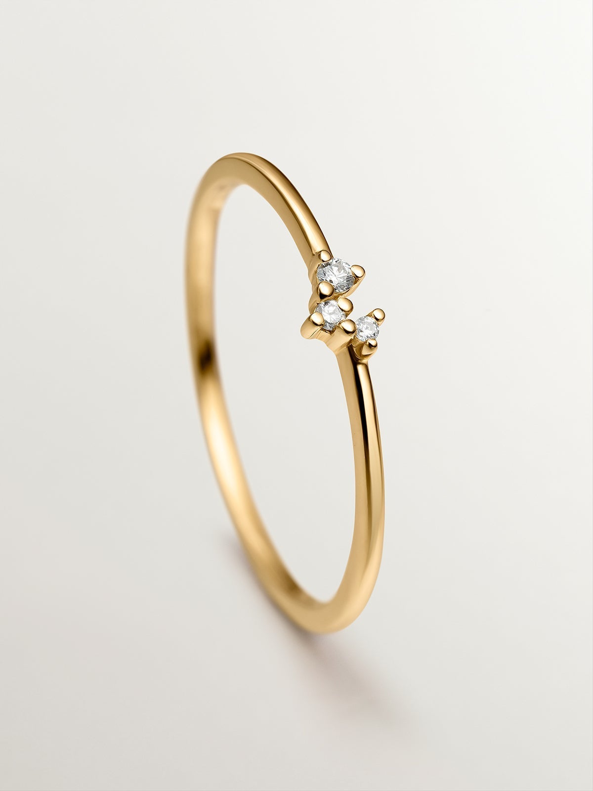 Anillo tresillo de oro amarillo de 9K con diamantes