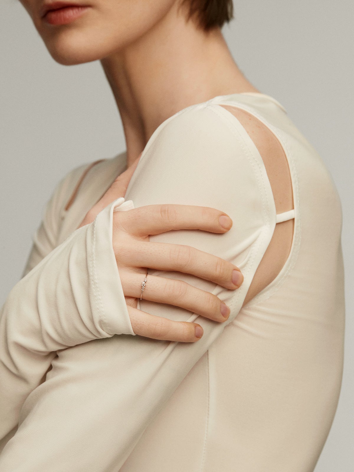 Anillo de oro amarillo de 9K con diamantes 0,07 cts