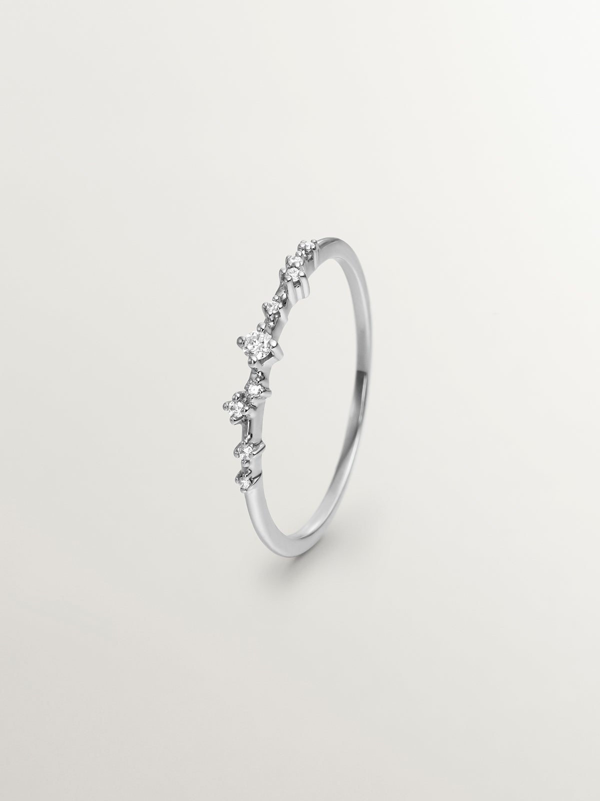 Anillo de oro blanco de 9K con diamantes