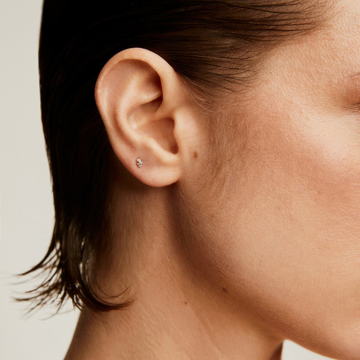 Pendiente individual de oro blanco de 18K con diamantes