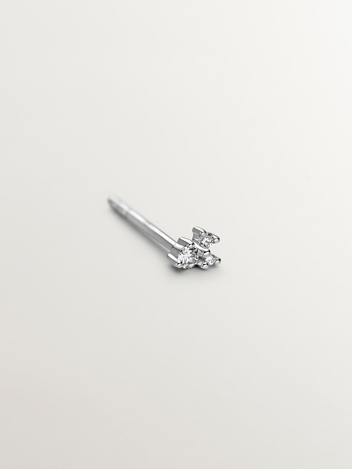 Pendiente individual de oro blanco de 18K con diamantes