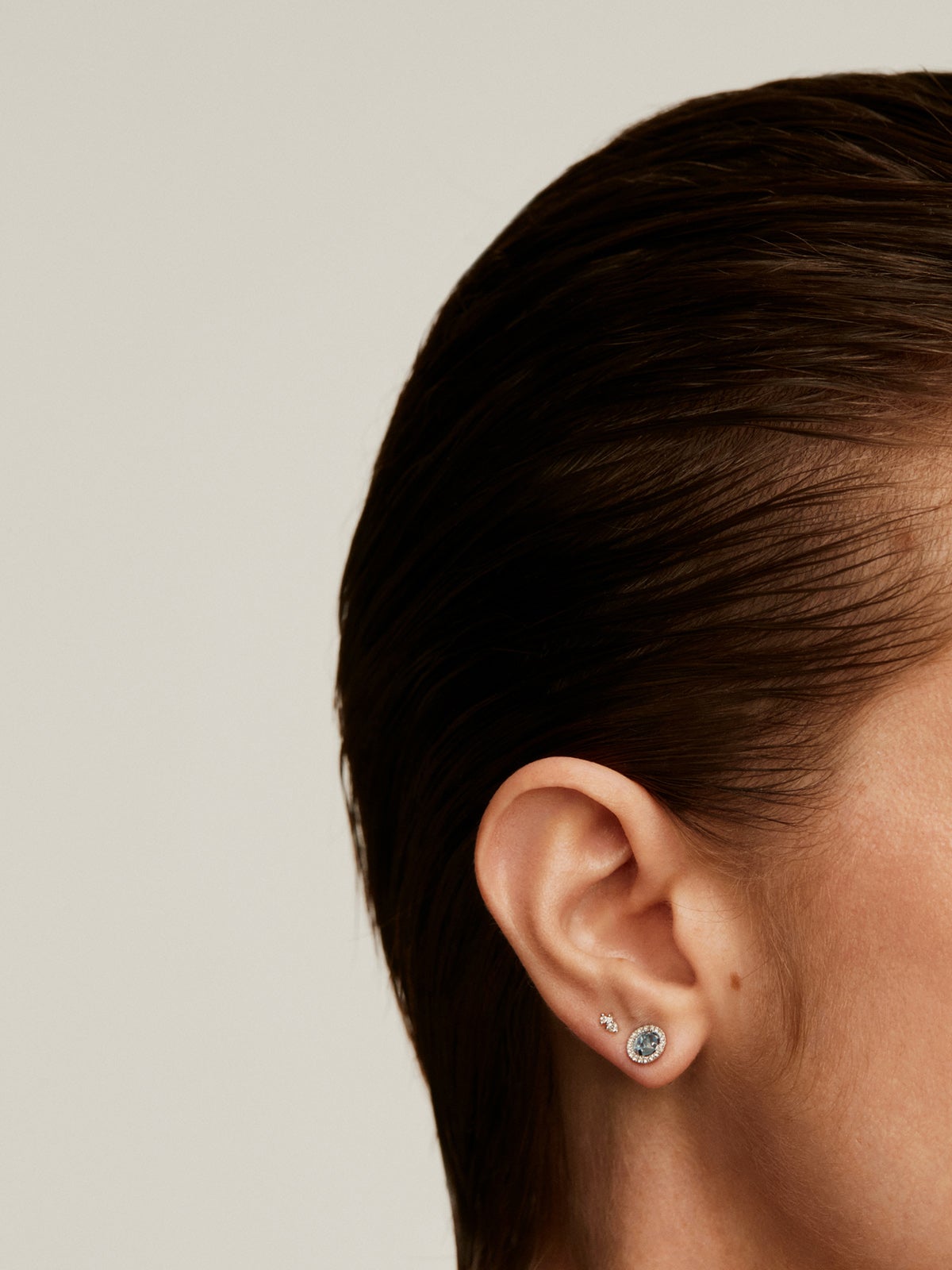 Pendiente individual de oro blanco de 9K con diamantes