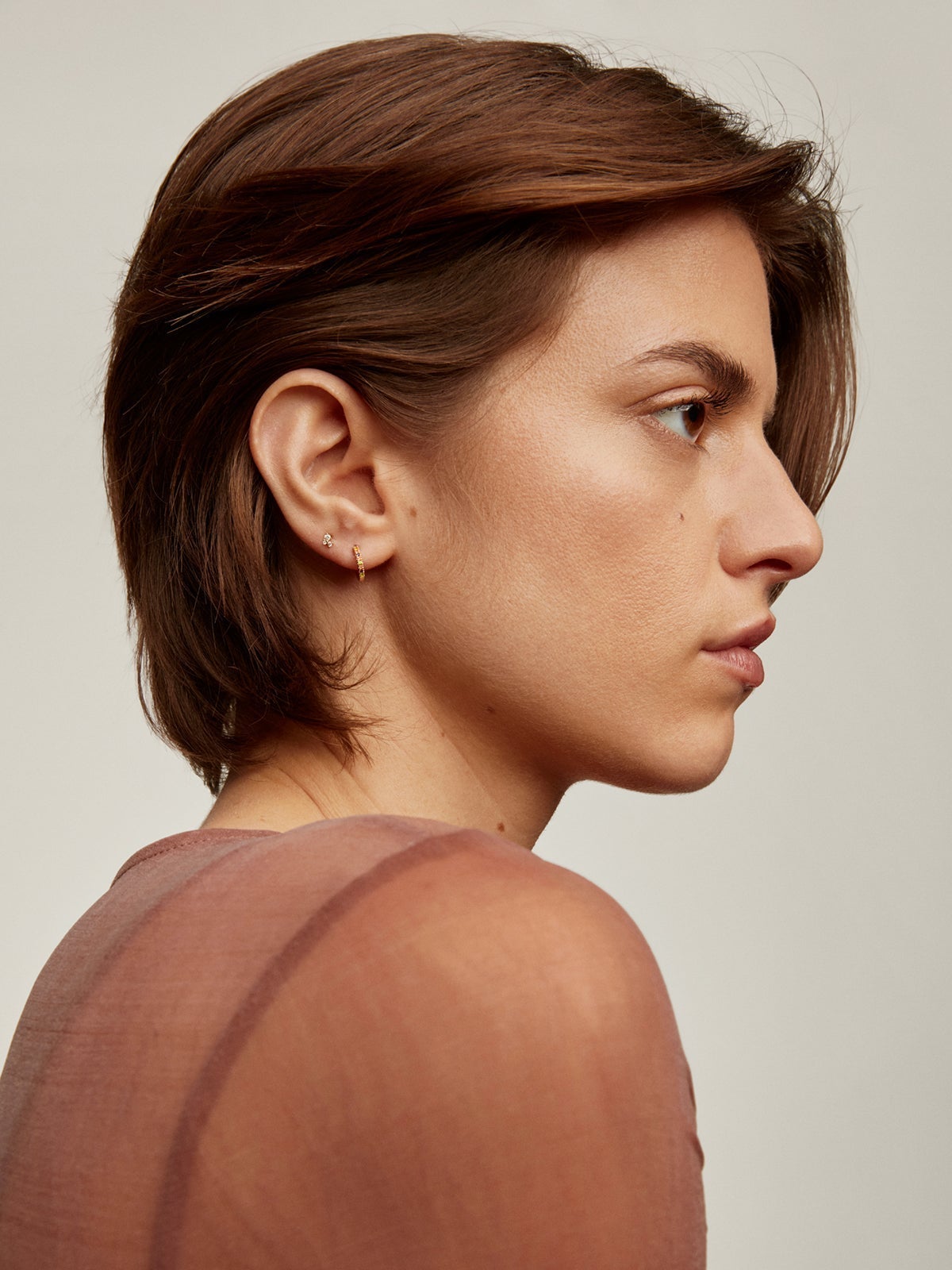 Pendiente individual de oro amarillo de 9K con diamantes