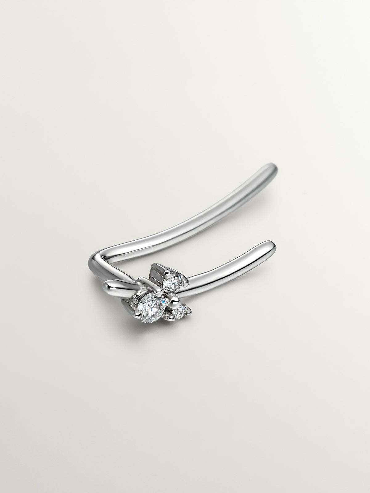 Pendiente trepador izquierdo de oro blanco de 9K con diamantes 0,04 cts