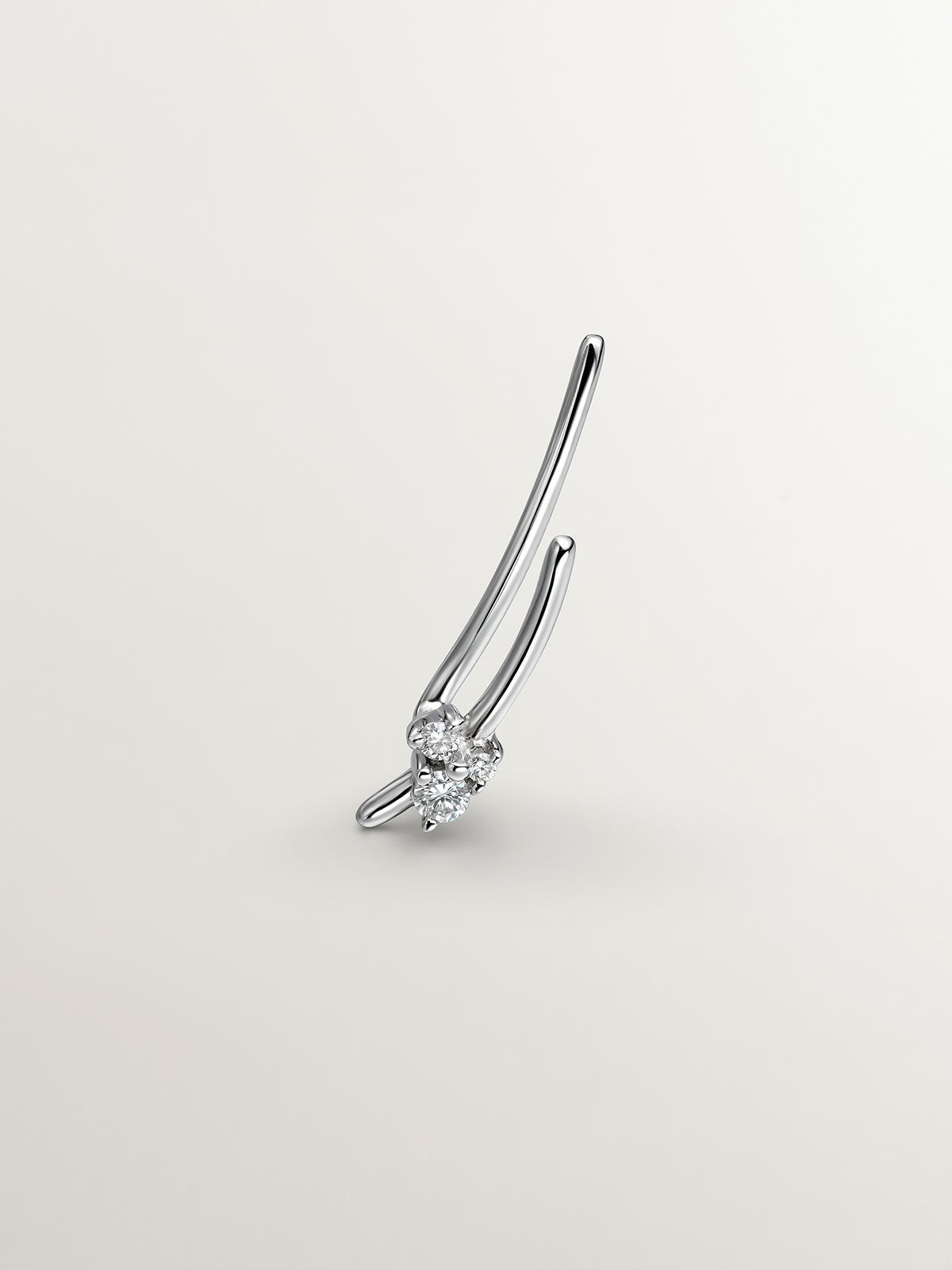Pendiente trepador derecho de oro blanco de 9K con diamantes 0,04 cts