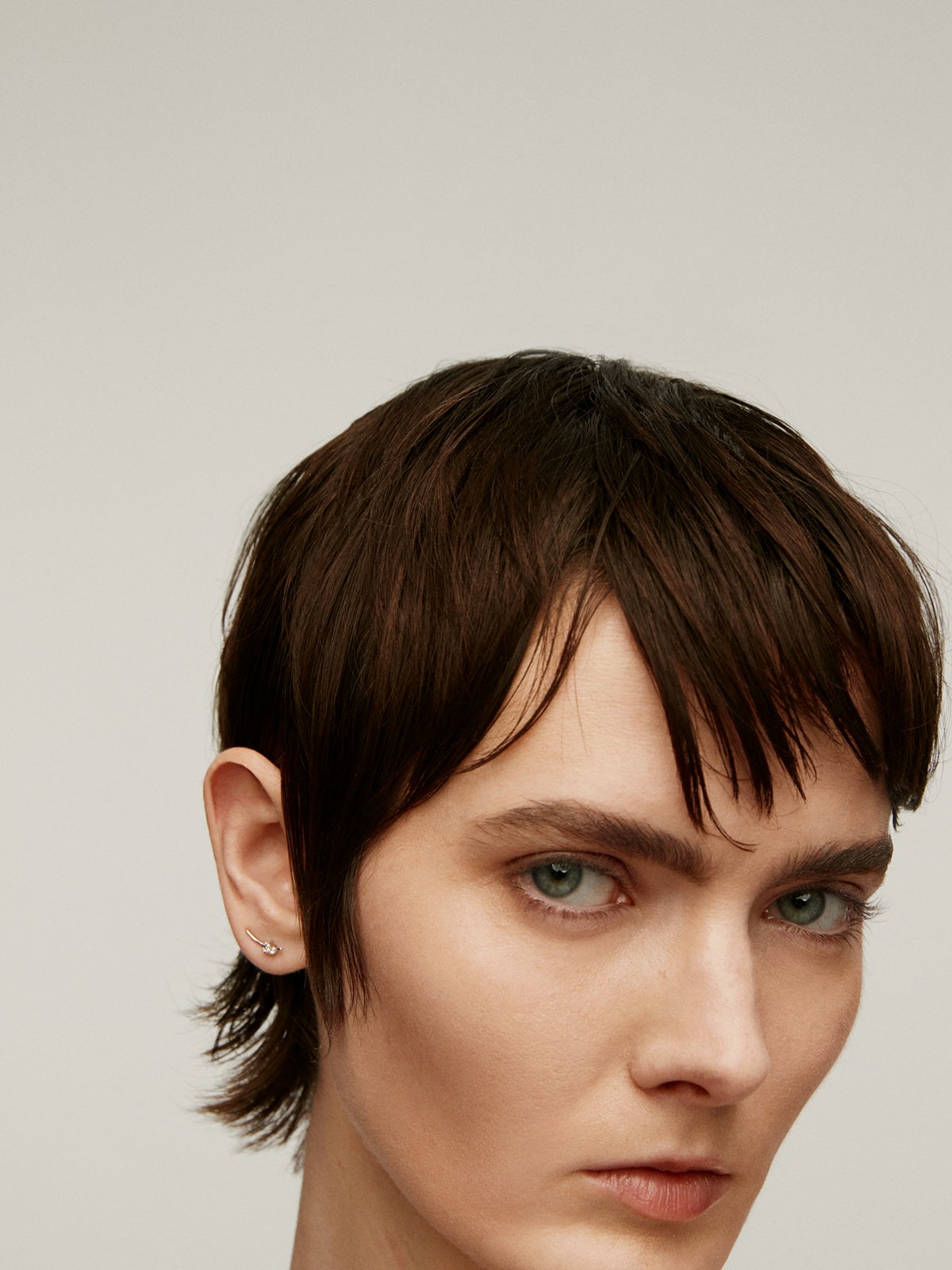 Pendiente trepador derecho de oro blanco de 9K con diamantes 0,04 cts