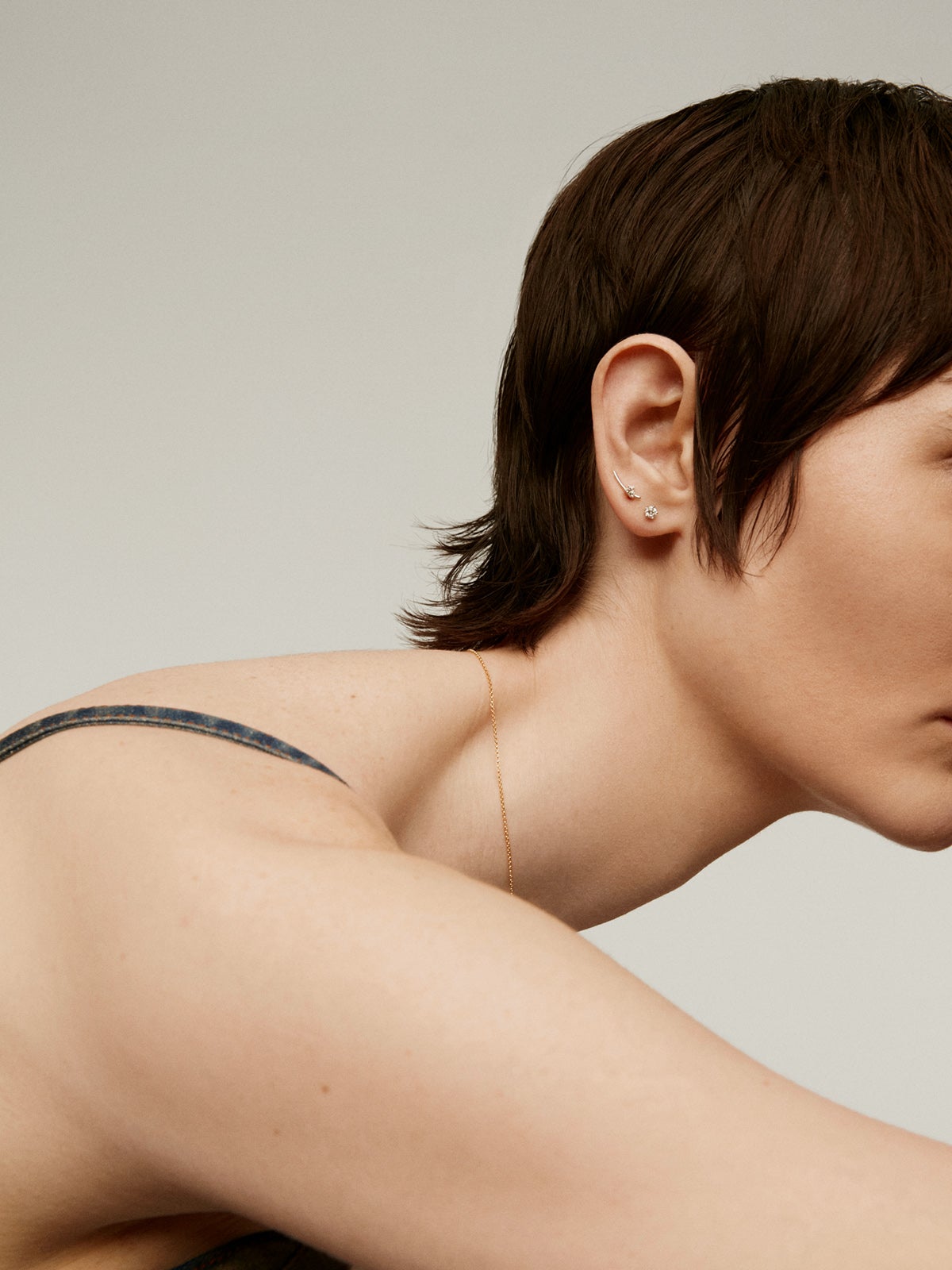 Pendiente trepador derecho de oro blanco de 9K con diamantes 0,04 cts