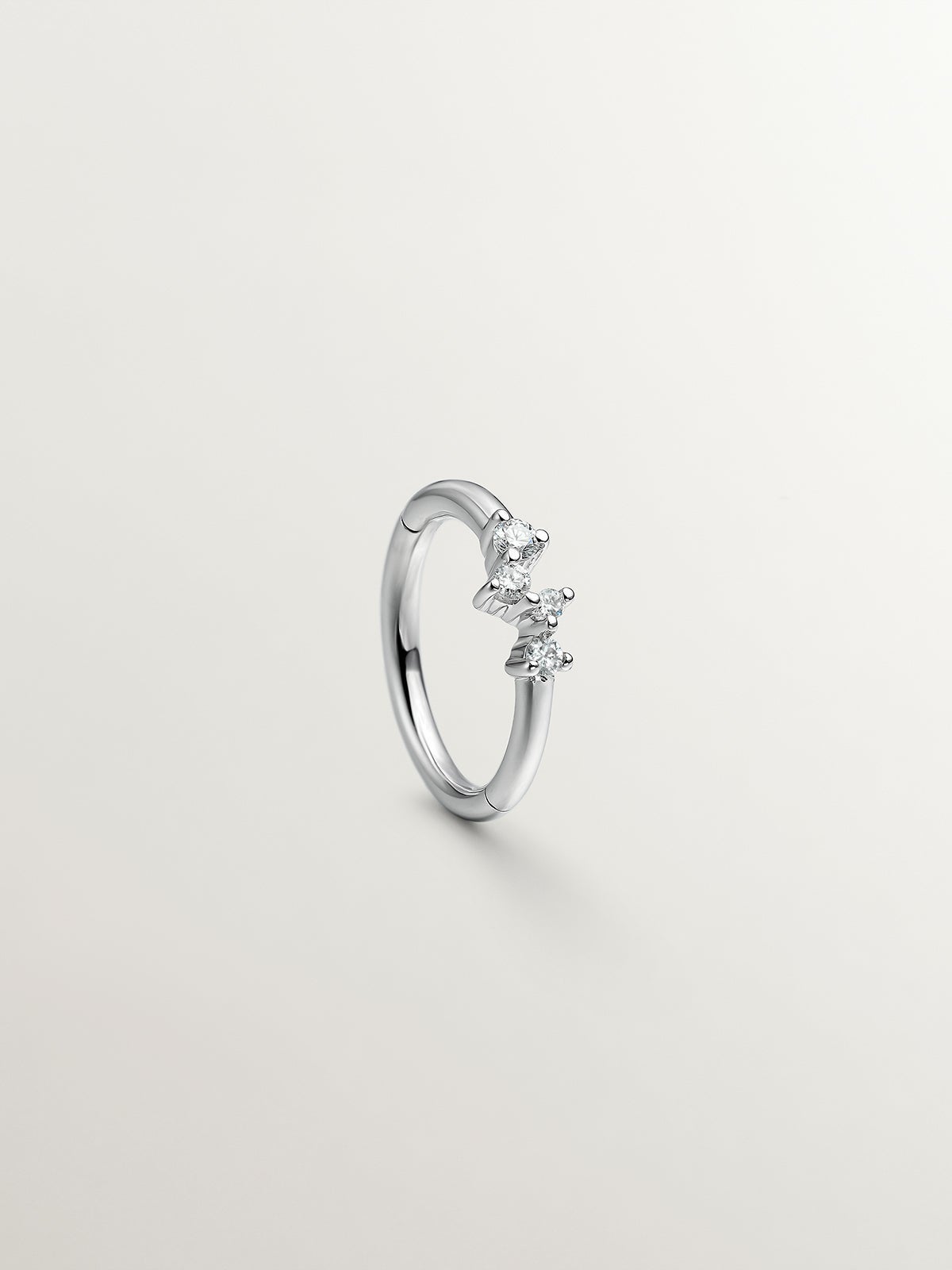 Pendiente individual pequeño de aro de oro amarillo de 18K con diamantes