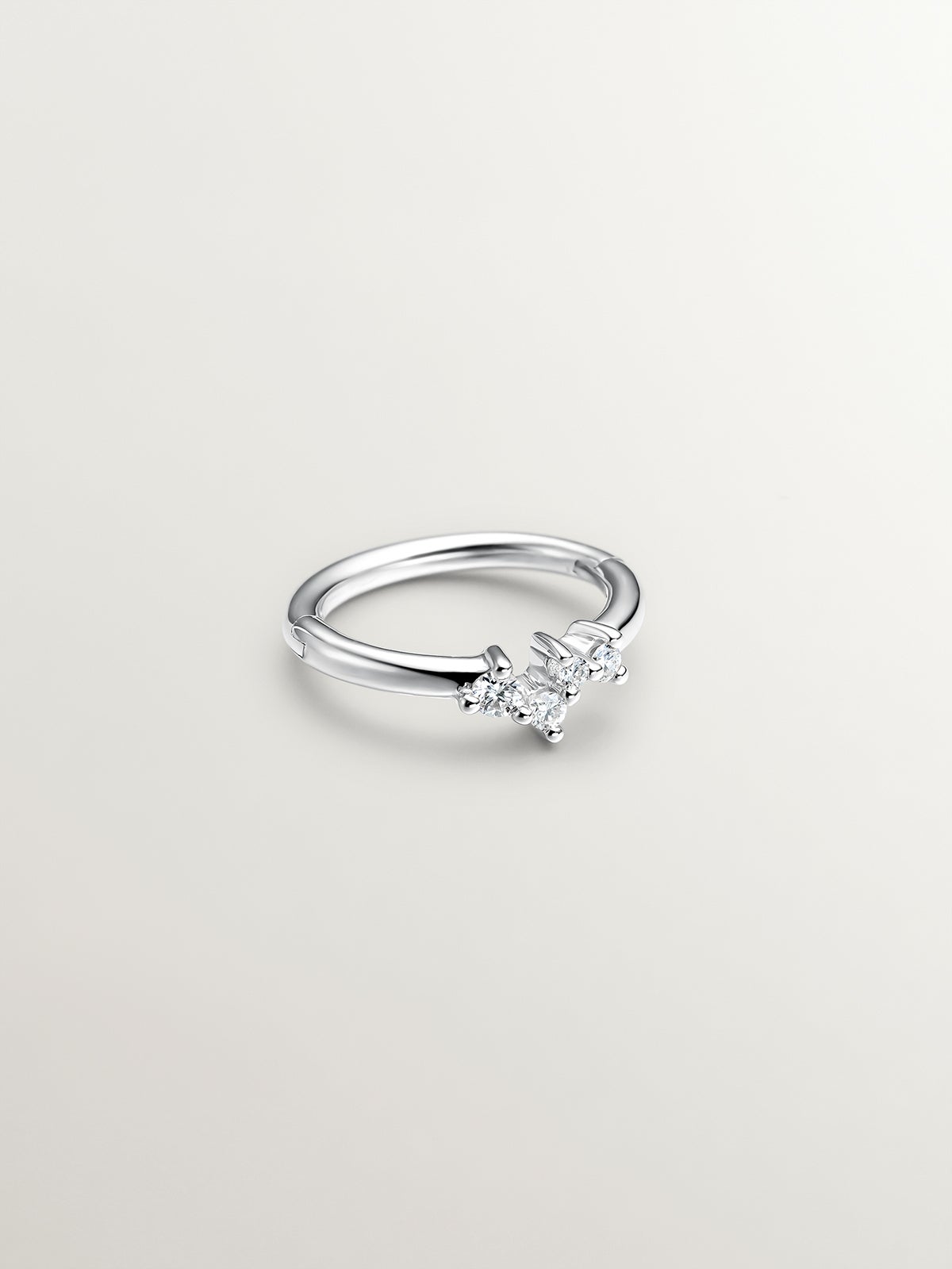 Pendiente individual pequeño de aro de oro amarillo de 18K con diamantes