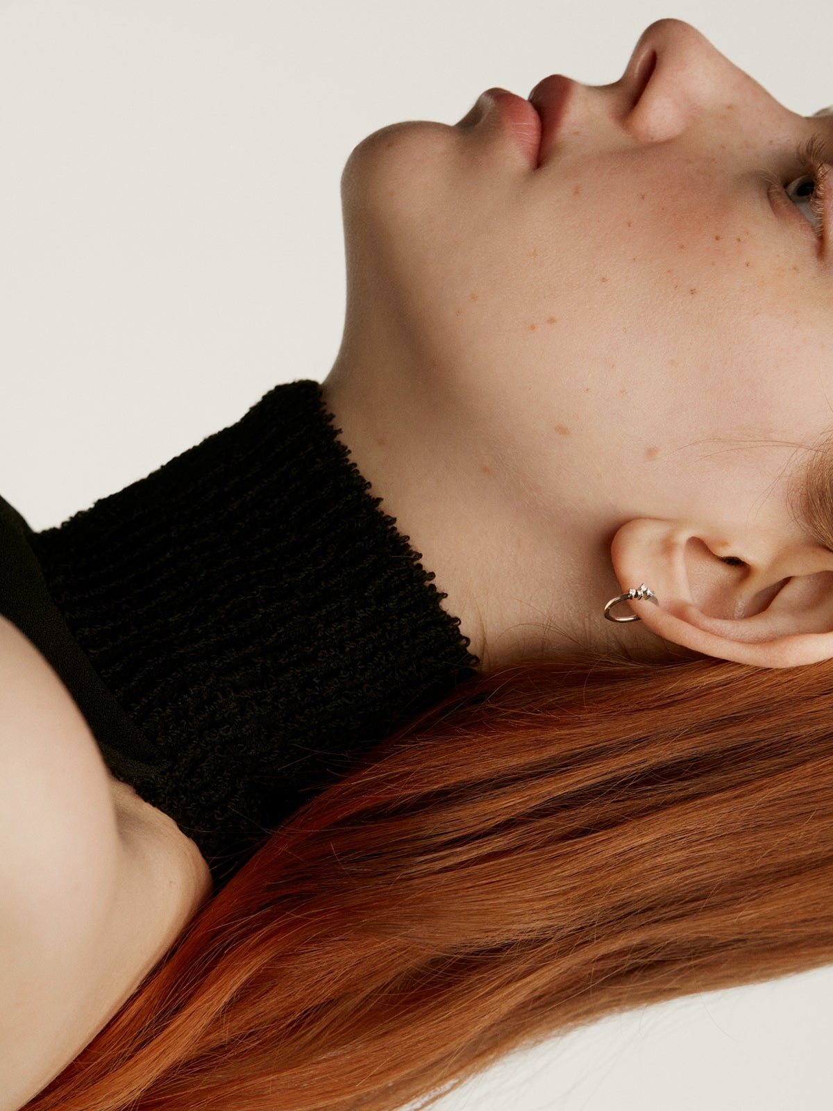 Pendiente individual pequeño de aro de oro amarillo de 18K con diamantes