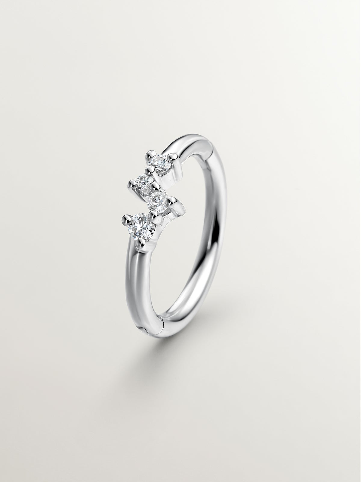 Pendiente individual pequeño de aro de oro amarillo de 18K con diamantes