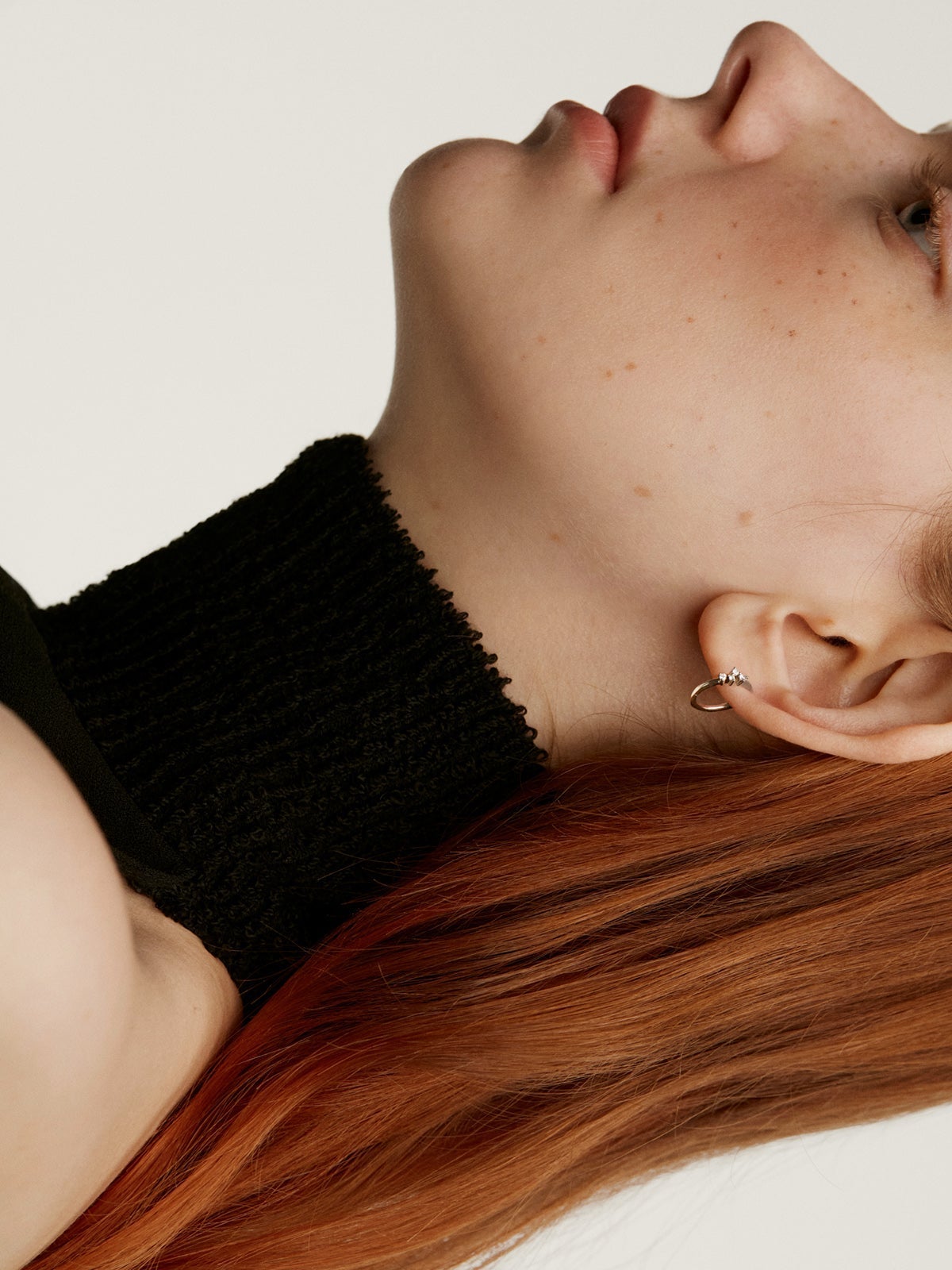 Pendiente individual pequeño de aro de oro amarillo de 9K con diamantes