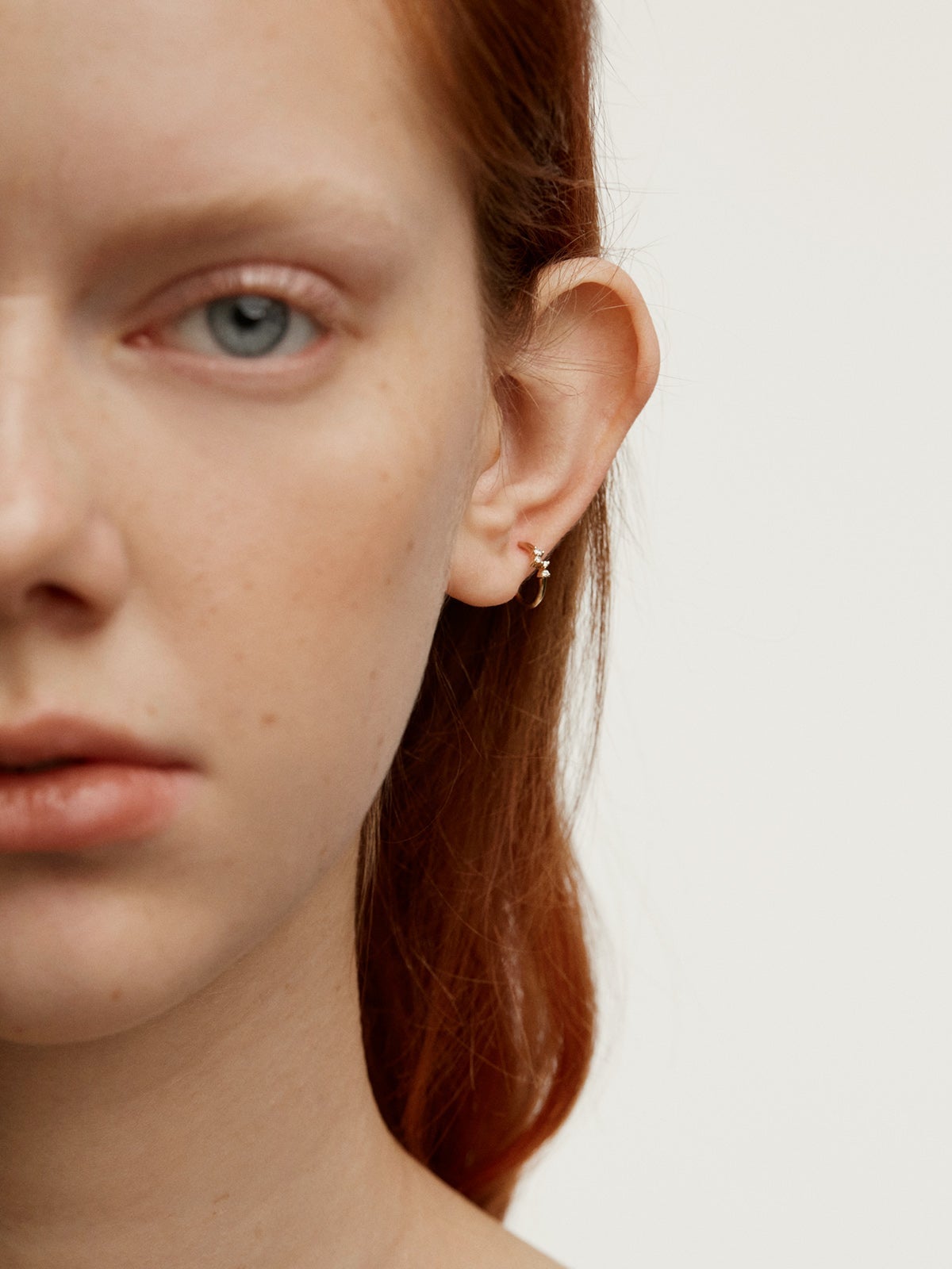 Pendiente individual pequeño de aro de oro amarillo de 9K con diamantes