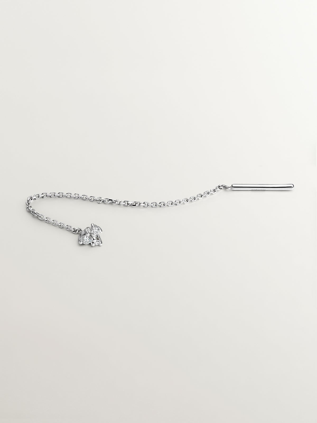 Pendiente individual de oro blanco de 18K con cadena y diamantes