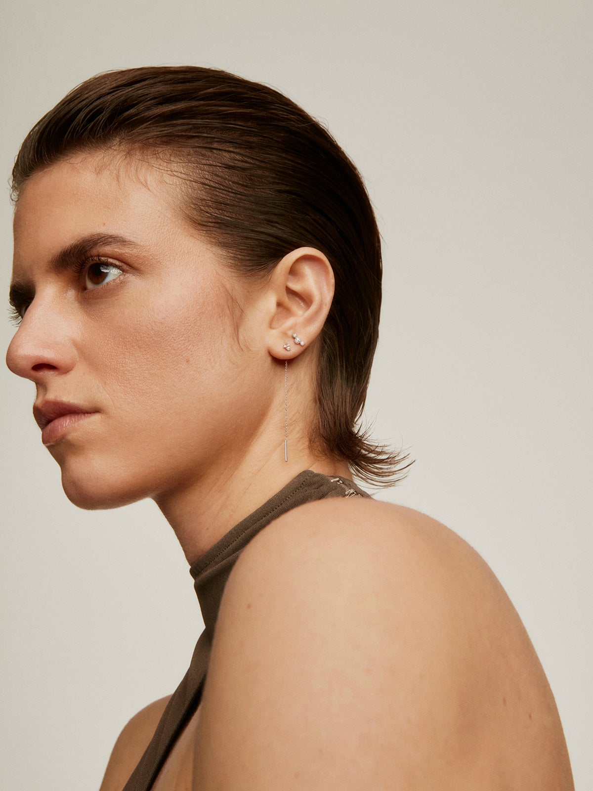 Pendiente individual de oro blanco de 9K con cadena y diamantes