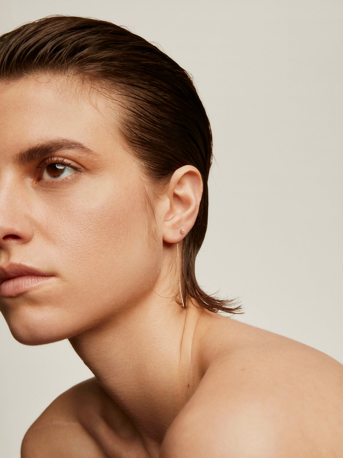 Pendiente individual de oro amarillo de 18K con cadena y diamantes