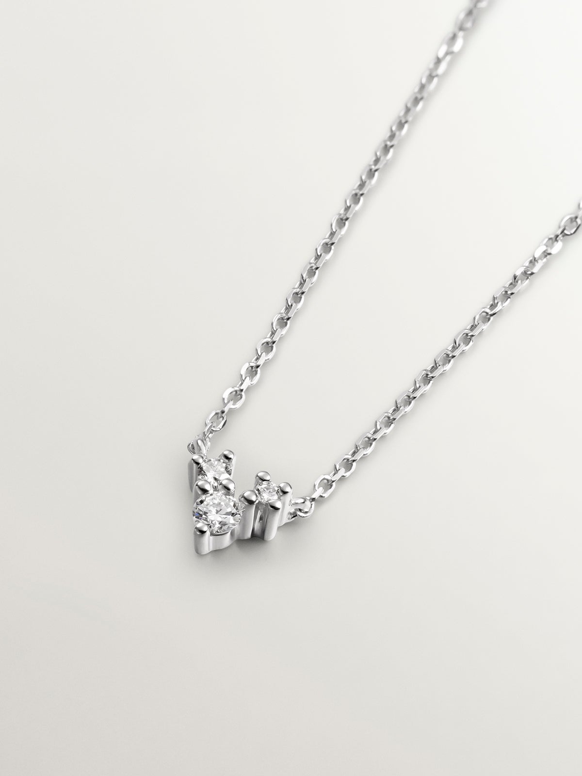 Colgante de oro blanco de 9K con tres diamantes