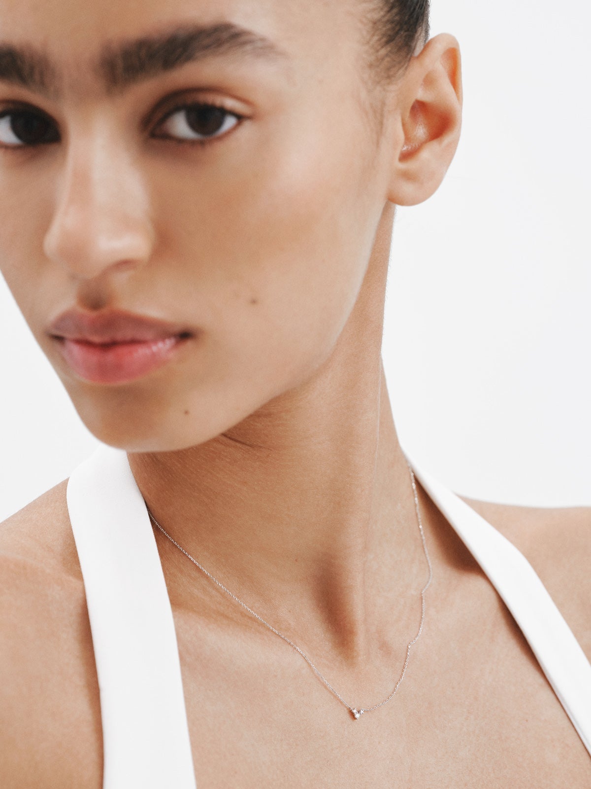 Colgante de oro blanco de 9K con tres diamantes