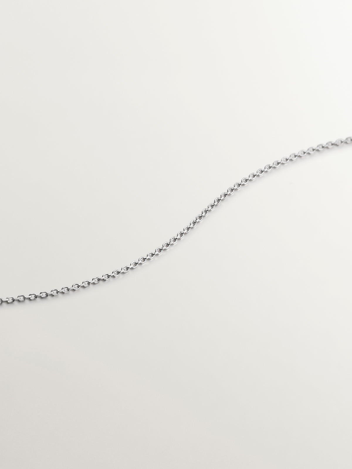 Colgante de oro blanco de 9K con tres diamantes