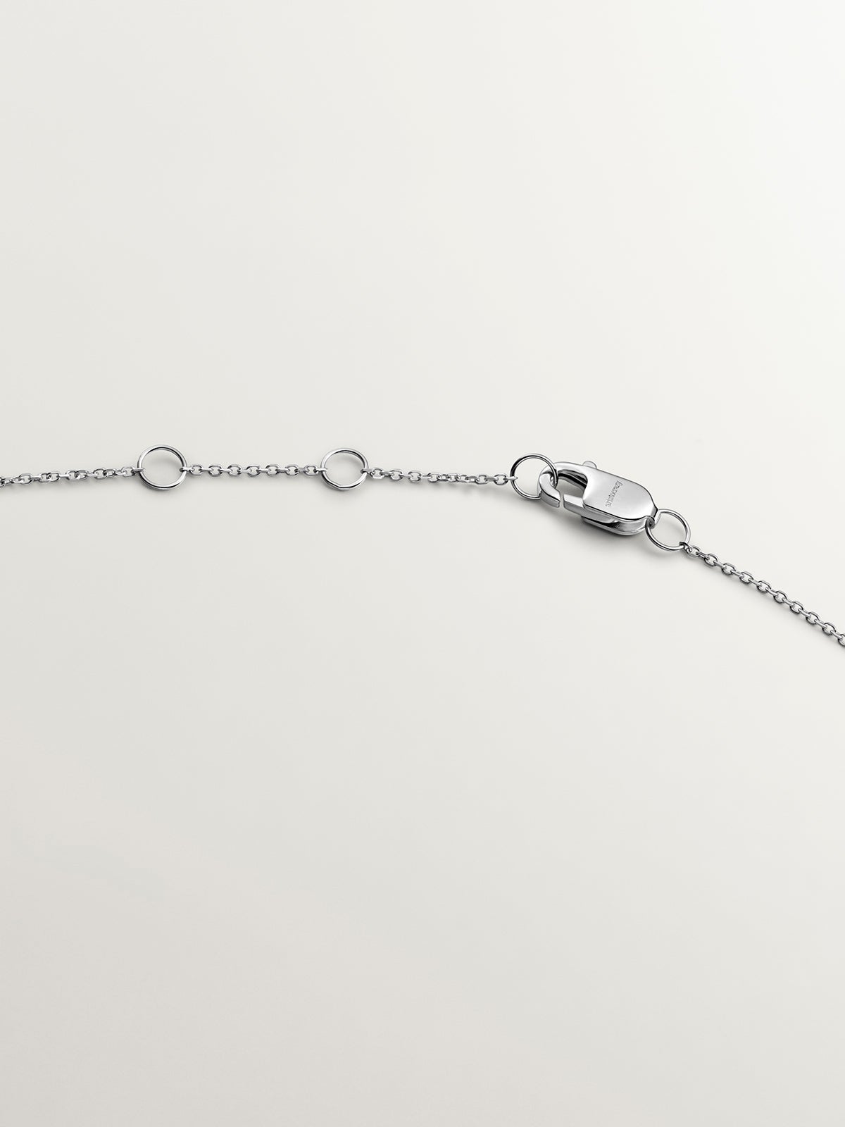 Colgante de oro blanco de 9K con tres diamantes