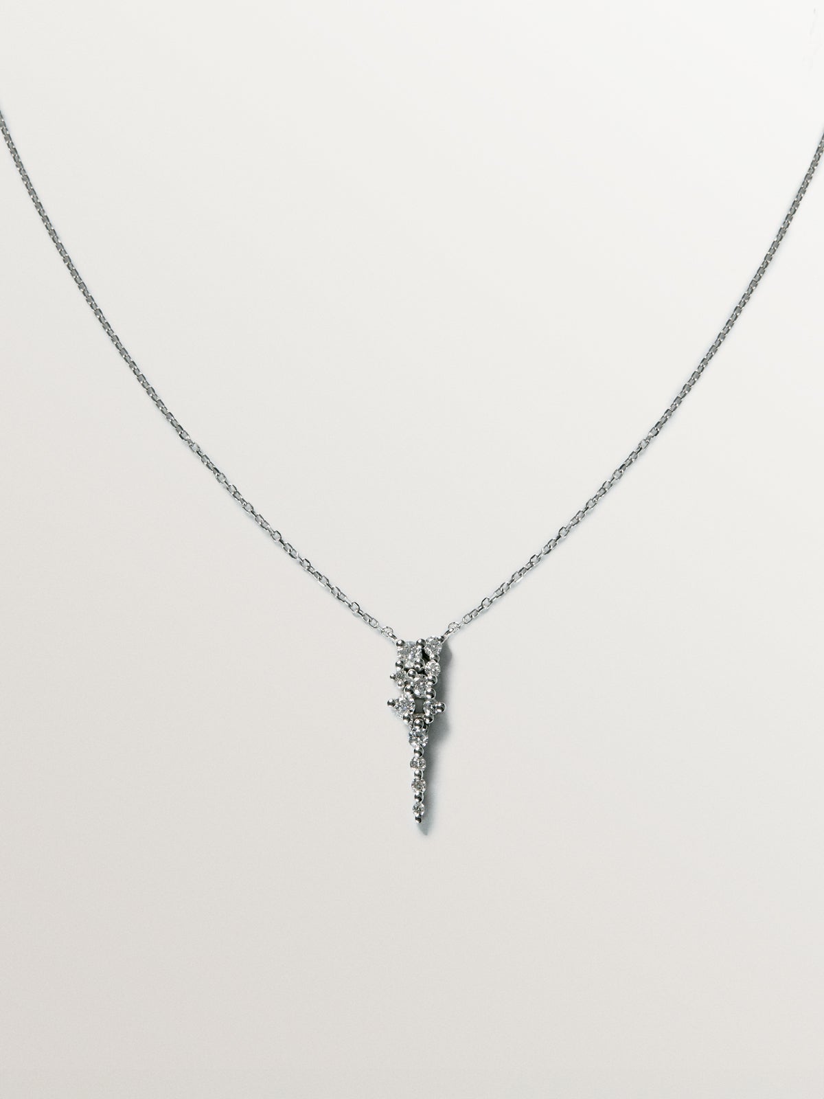 Colgante de oro blanco de 9K con diamantes