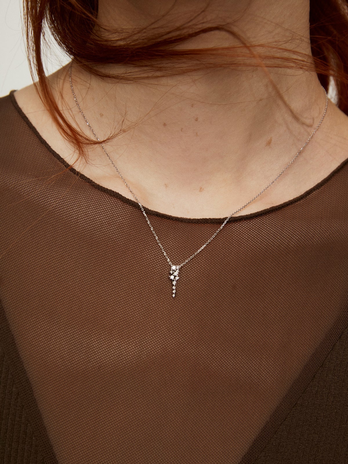 Colgante de oro blanco de 9K con diamantes