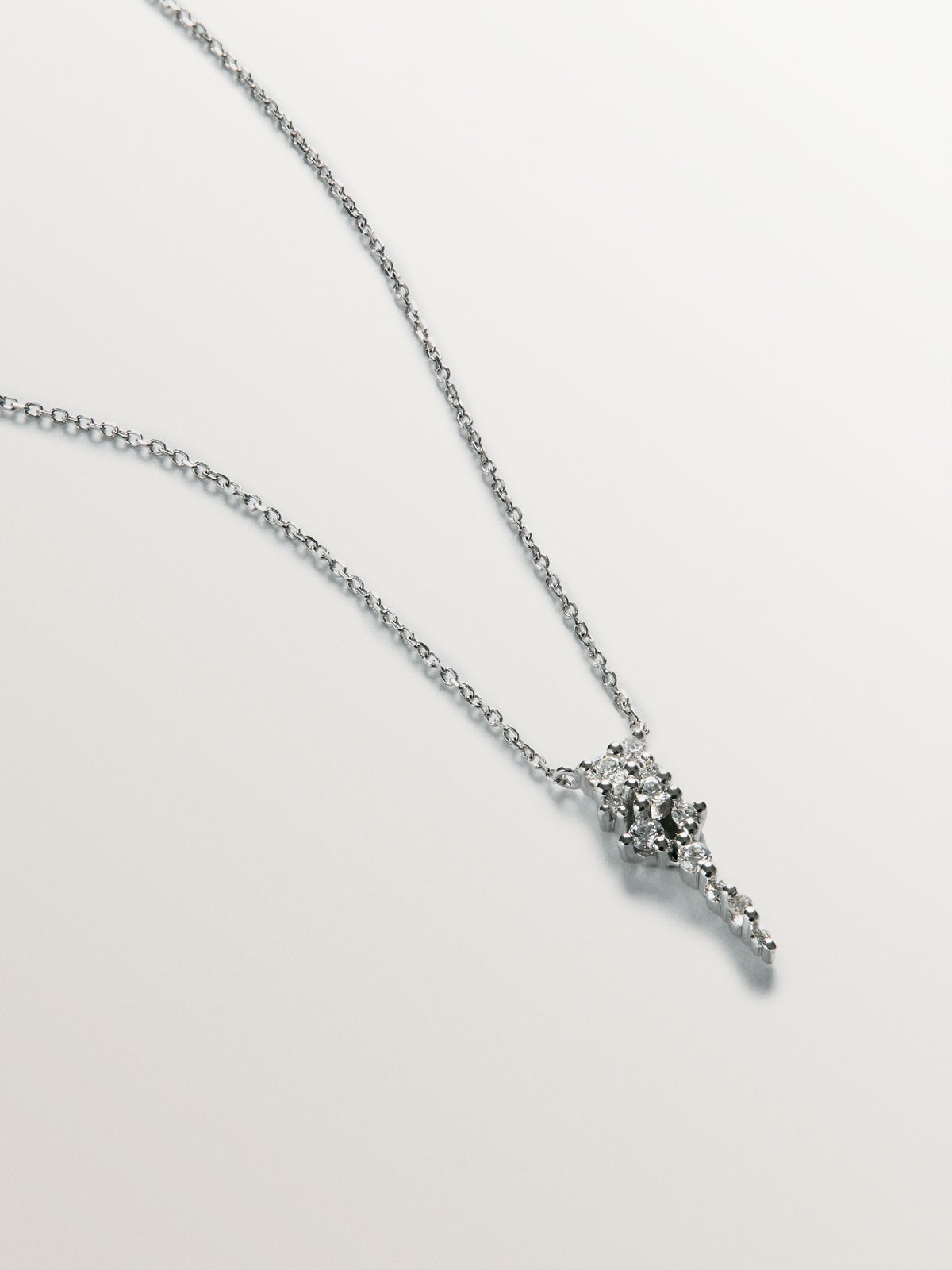 Colgante de oro blanco de 9K con diamantes