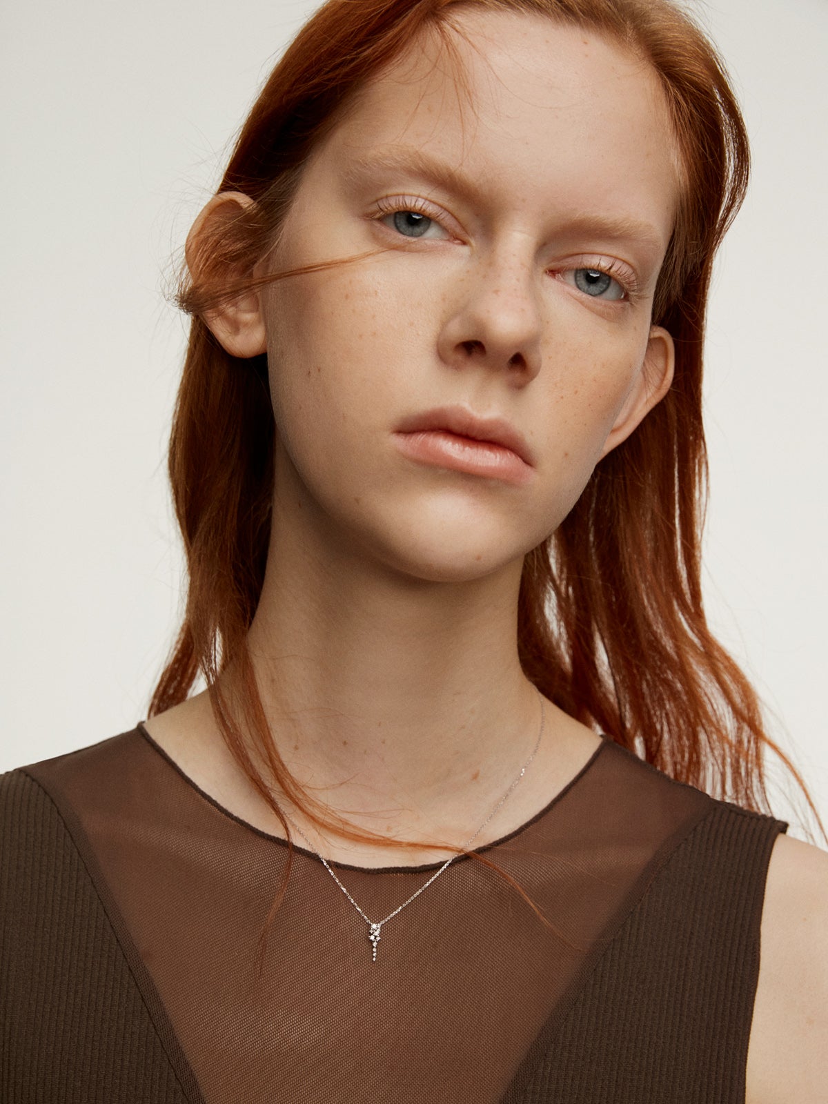 Colgante de oro blanco de 9K con diamantes