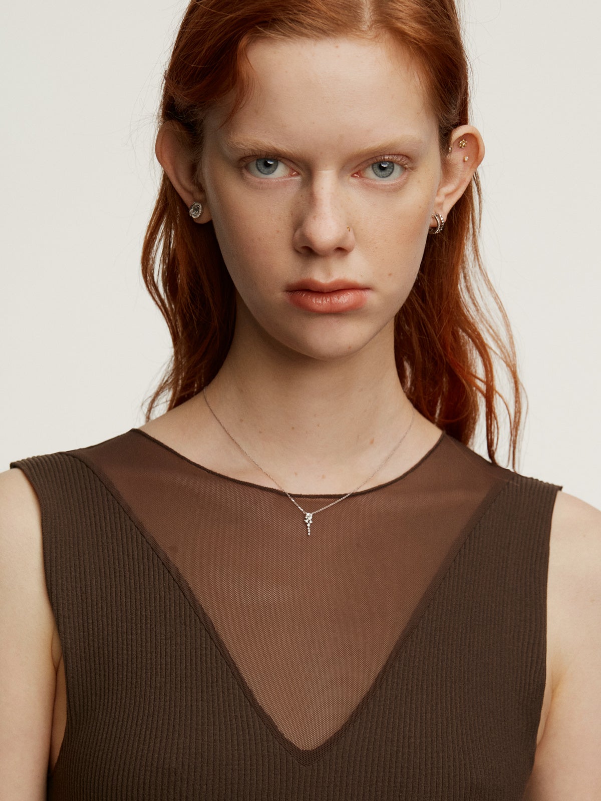 Colgante de oro blanco de 9K con diamantes