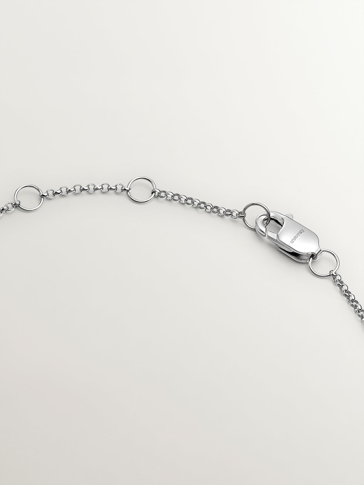 Pulsera de eslabones rolo de oro blanco de 9K con 3 diamantes