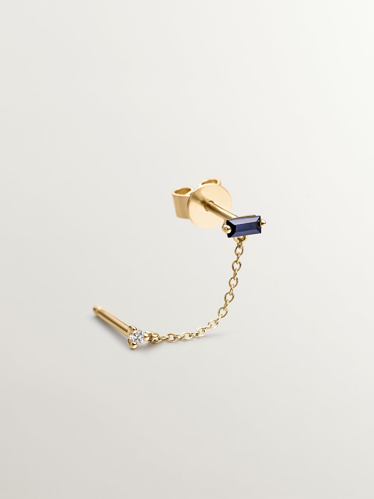 Pendiente Ear Crowler de oro amarillo de 18K con cadena, zafiro y diamante