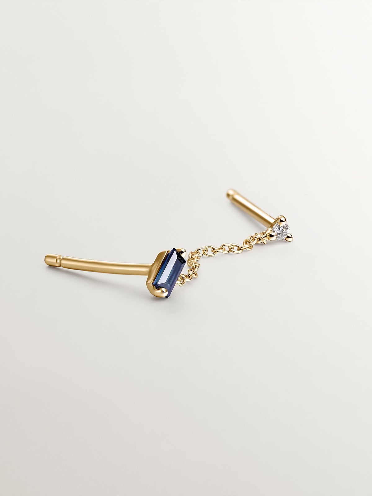 Pendiente Ear Crowler de oro amarillo de 18K con cadena, zafiro y diamante