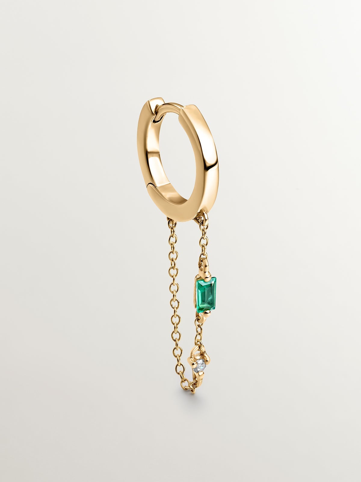 Pendiente individual de aro de oro amarillo de 18K con cadena, esmeralda y diamante