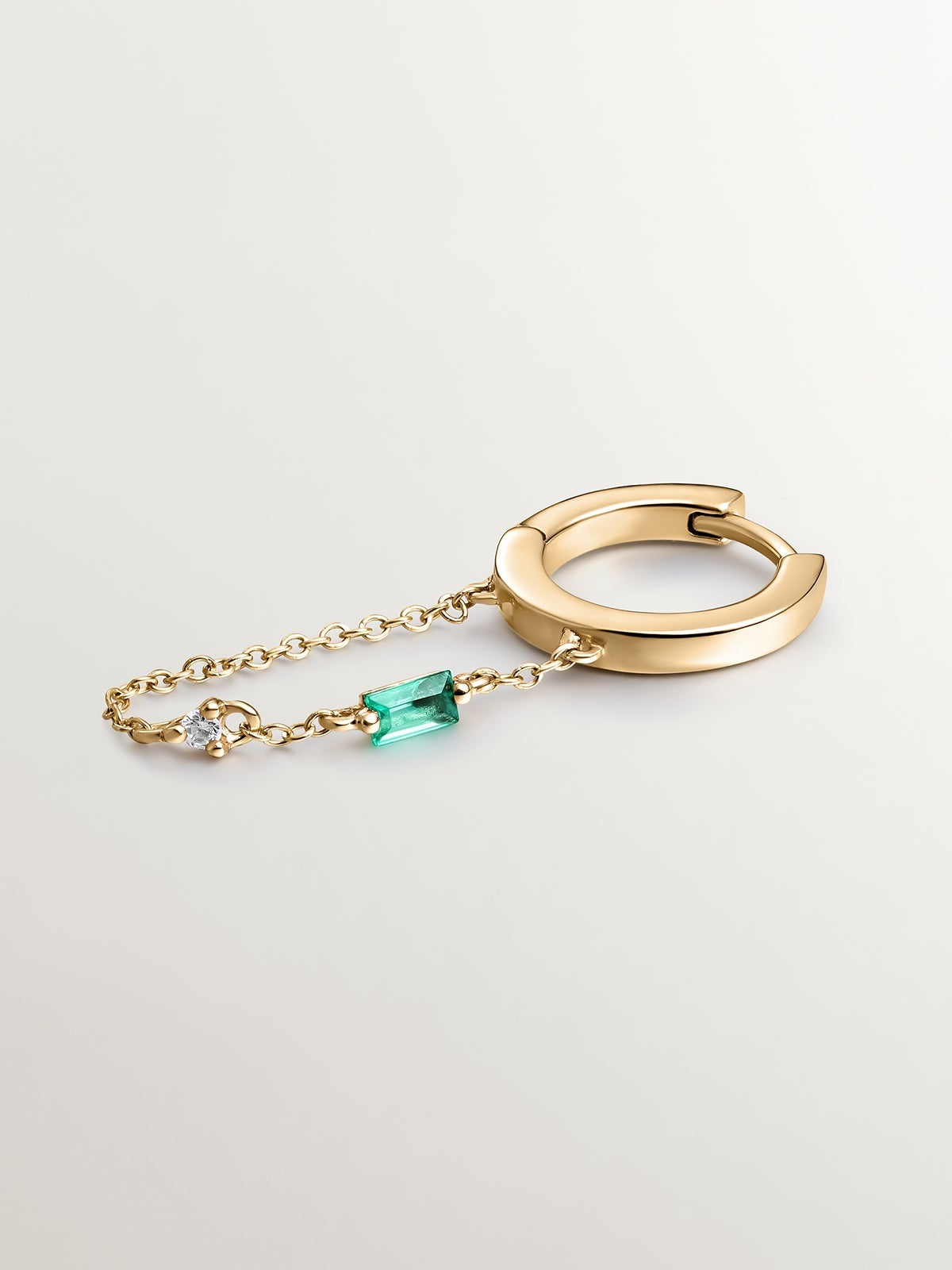 Pendiente individual de aro de oro amarillo de 18K con cadena, esmeralda y diamante