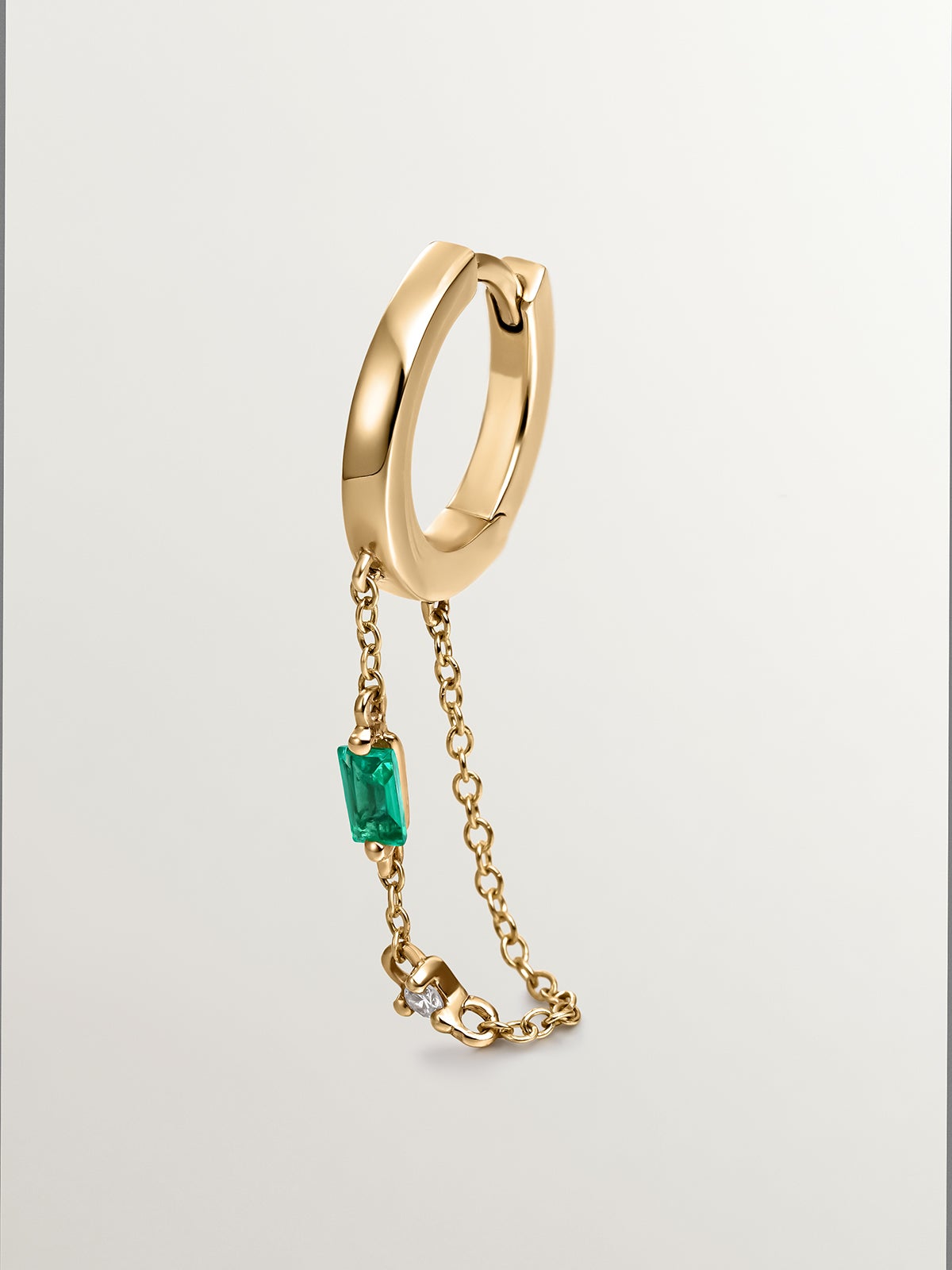 Pendiente individual de aro de oro amarillo de 18K con cadena, esmeralda y diamante