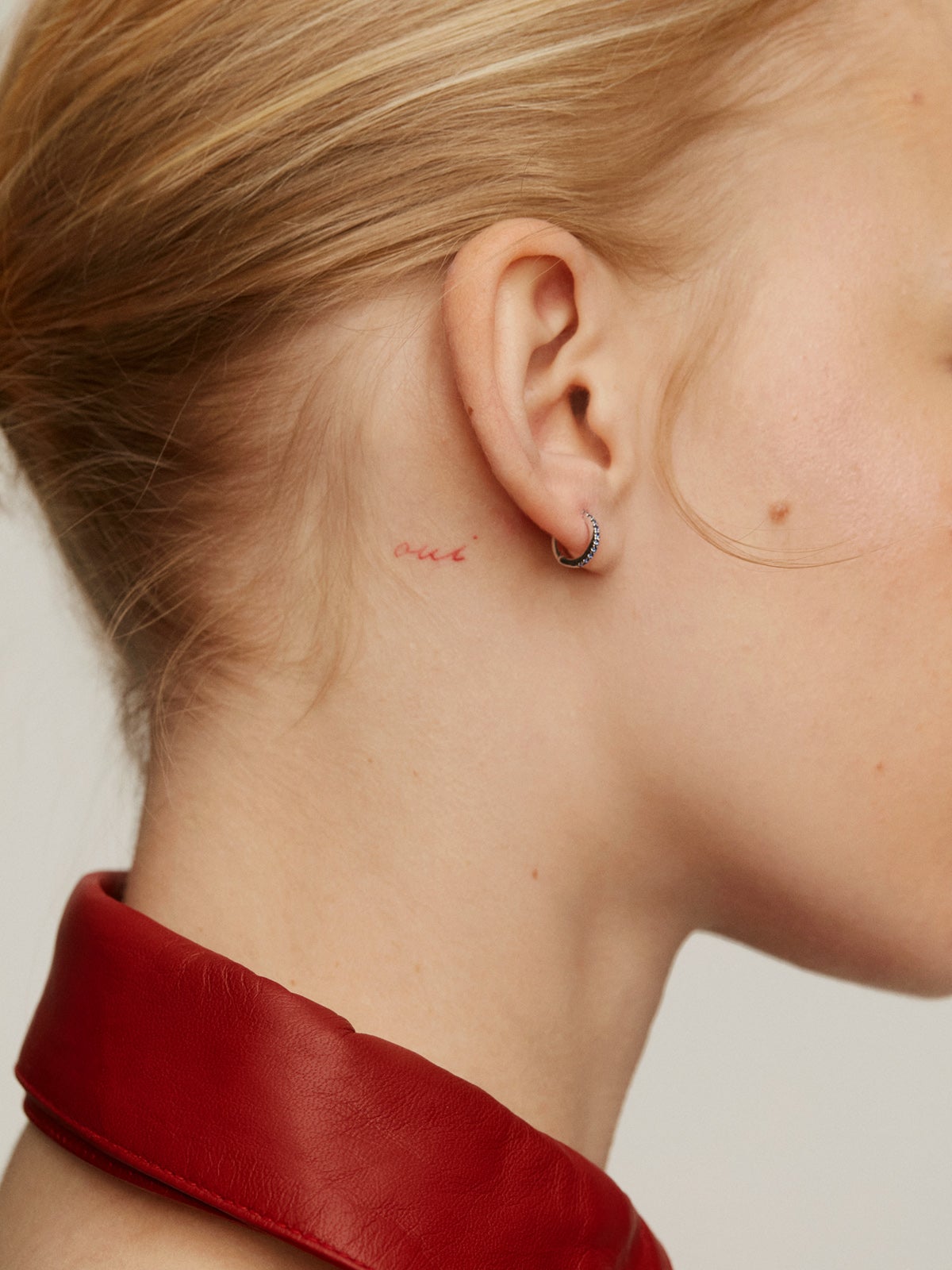 Pendiente individual de aro pequeño de oro blanco de 9K con zafiros azules