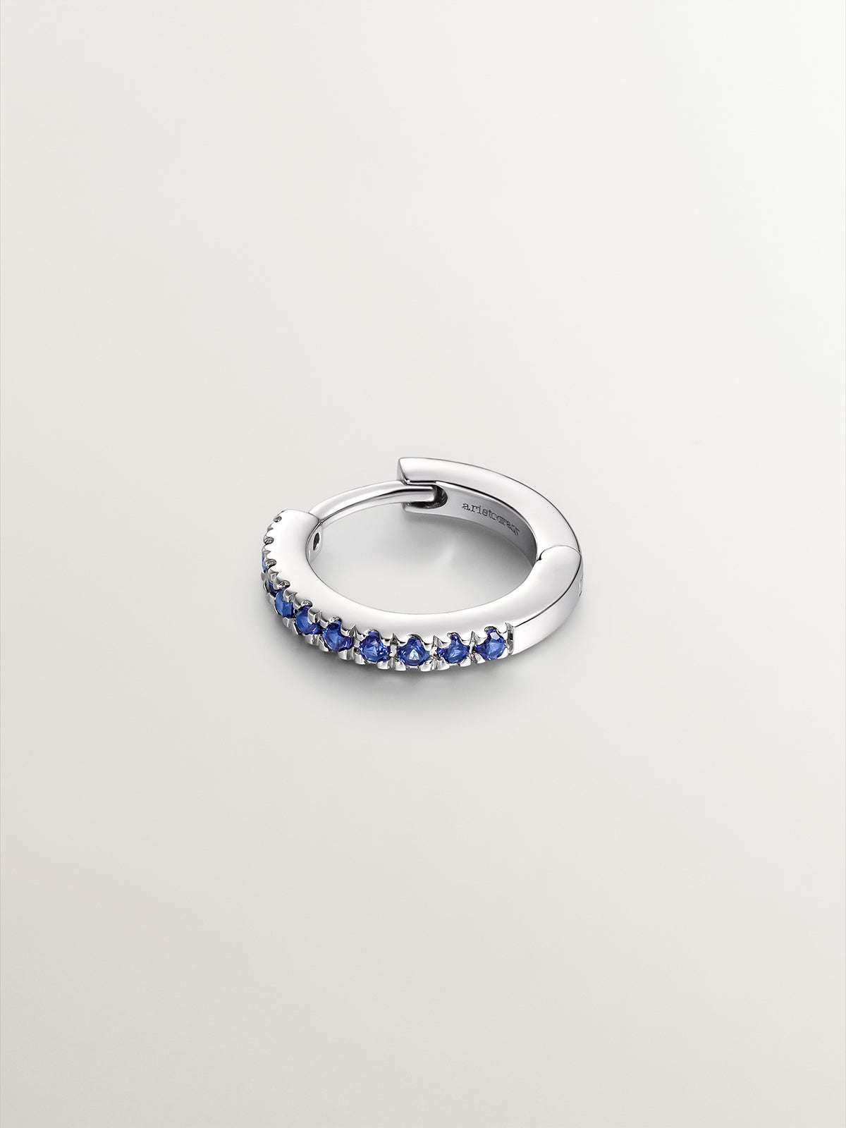 Pendiente individual de aro pequeño de oro blanco de 9K con zafiros azules
