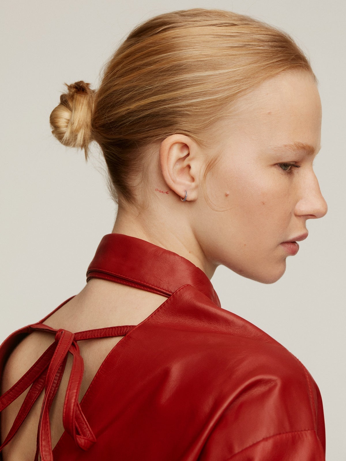 Pendiente individual de aro pequeño de oro blanco de 9K con zafiros azules