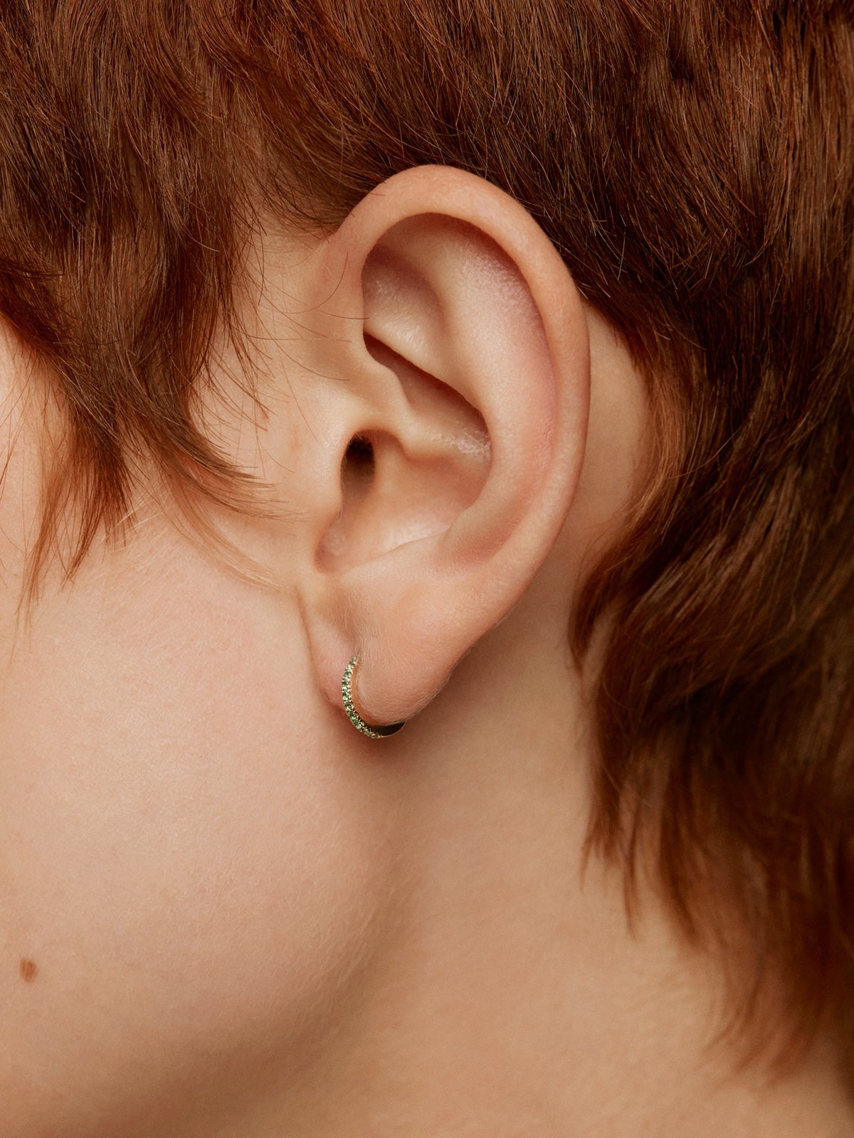 Pendiente individual pequeño de aro de oro amarillo de 9k con esmeraldas