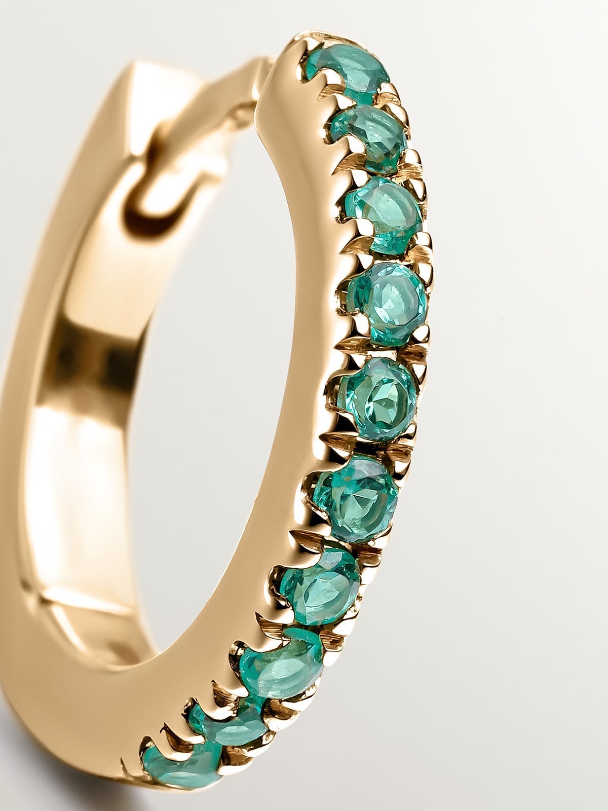 Pendiente individual pequeño de aro de oro amarillo de 9k con esmeraldas