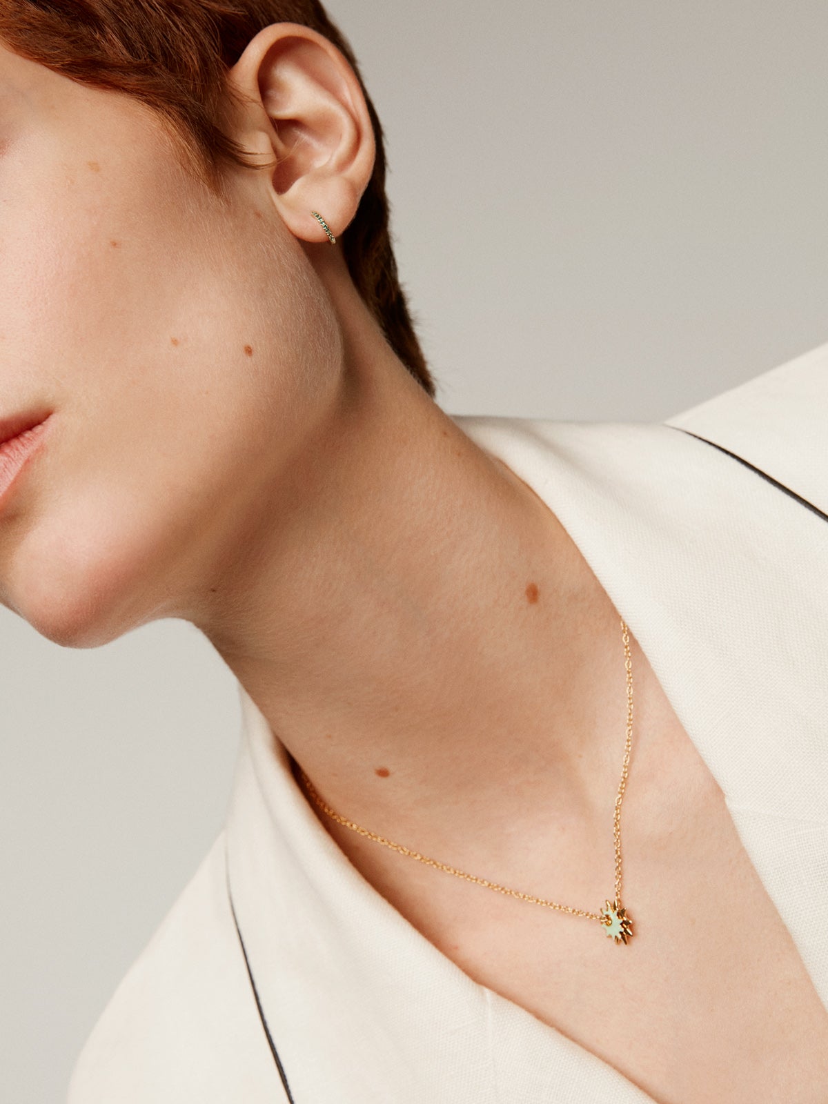 Pendiente individual pequeño de aro de oro amarillo de 9k con esmeraldas