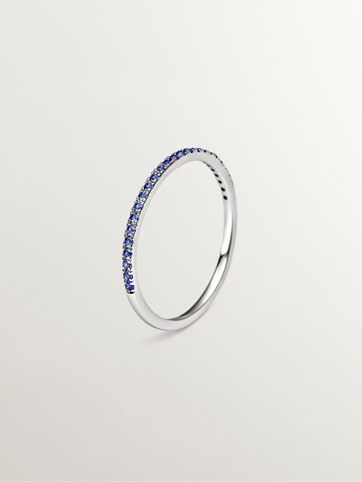 Anillo de oro blanco de 9K con zafiros azules