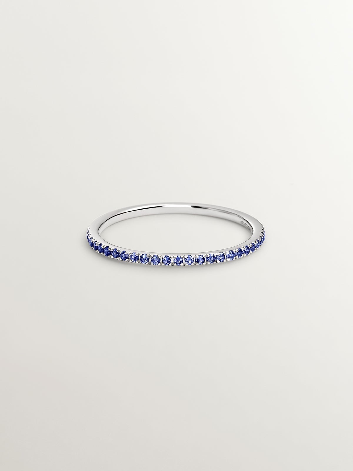 Anillo de oro blanco de 9K con zafiros azules