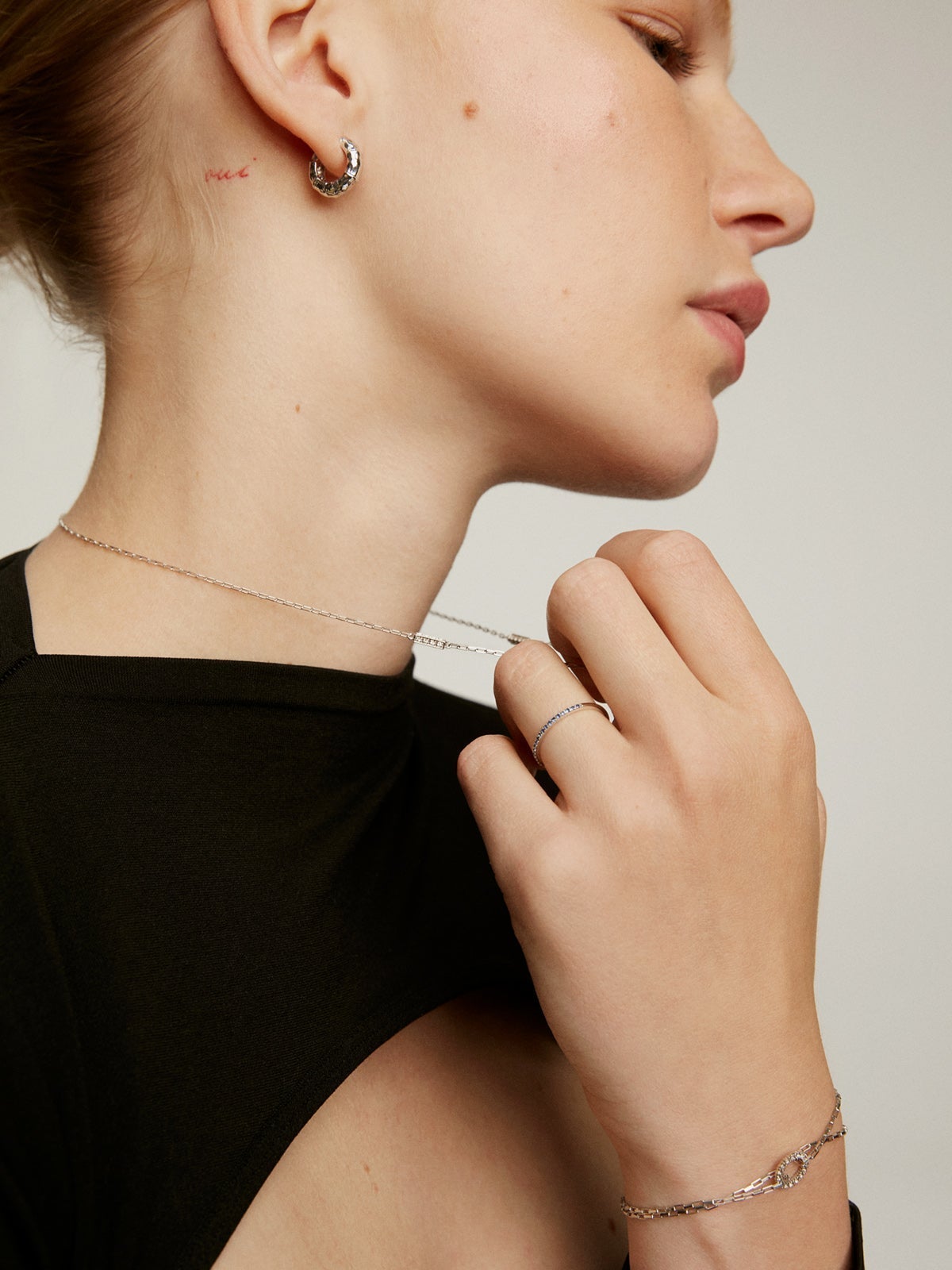 Anillo de oro blanco de 9K con zafiros azules