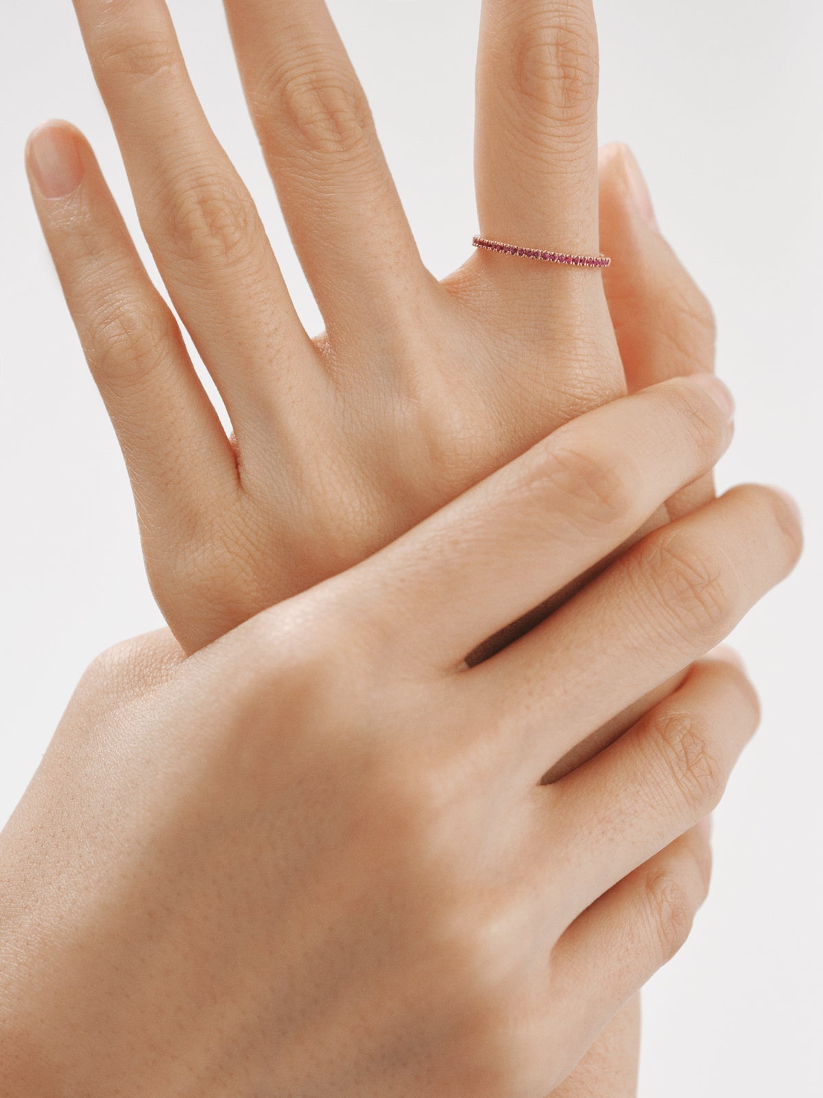 Anillo de oro rosa de 9K con rubíes rosas