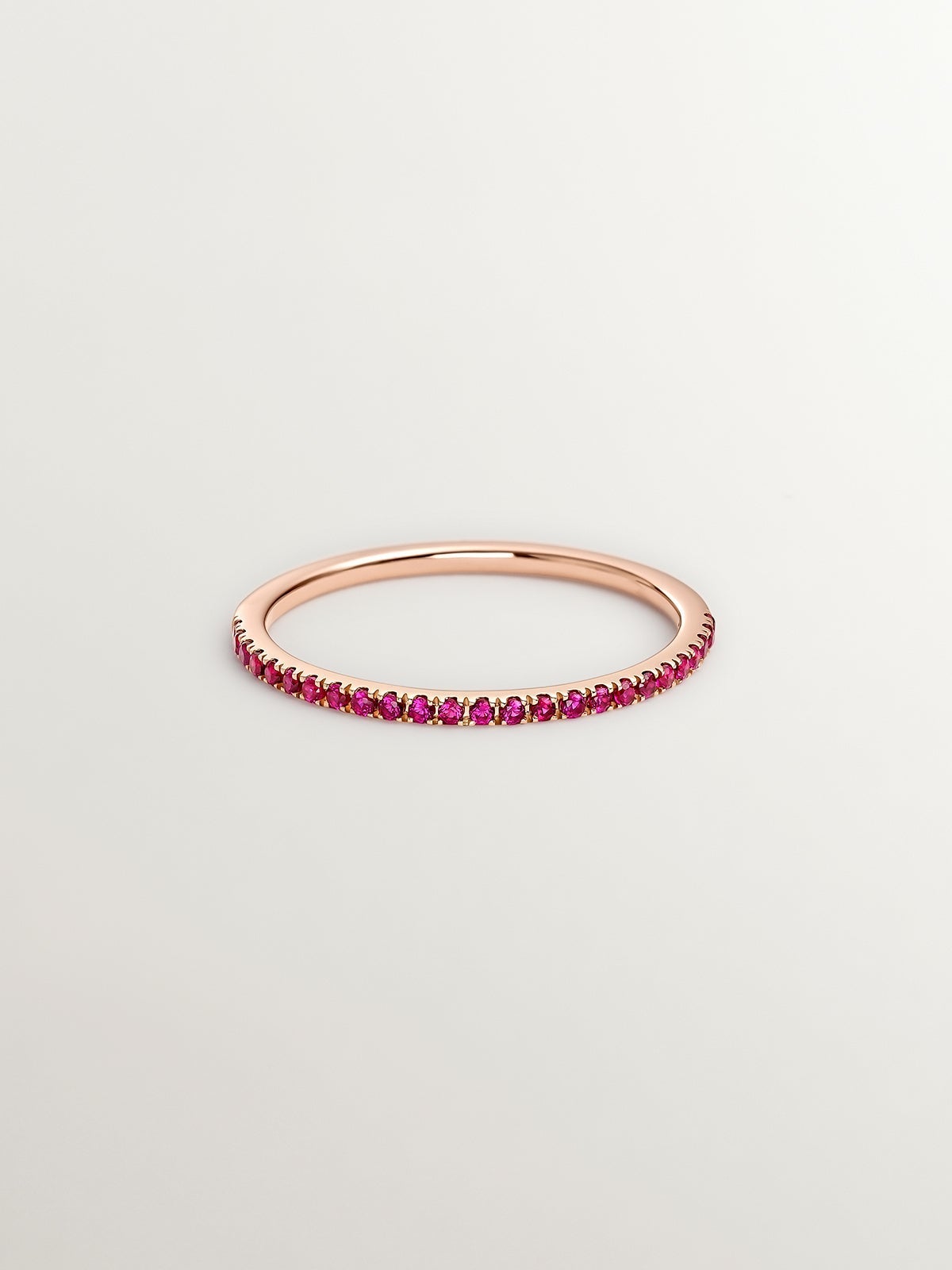 Anillo de oro rosa de 9K con rubíes rosas