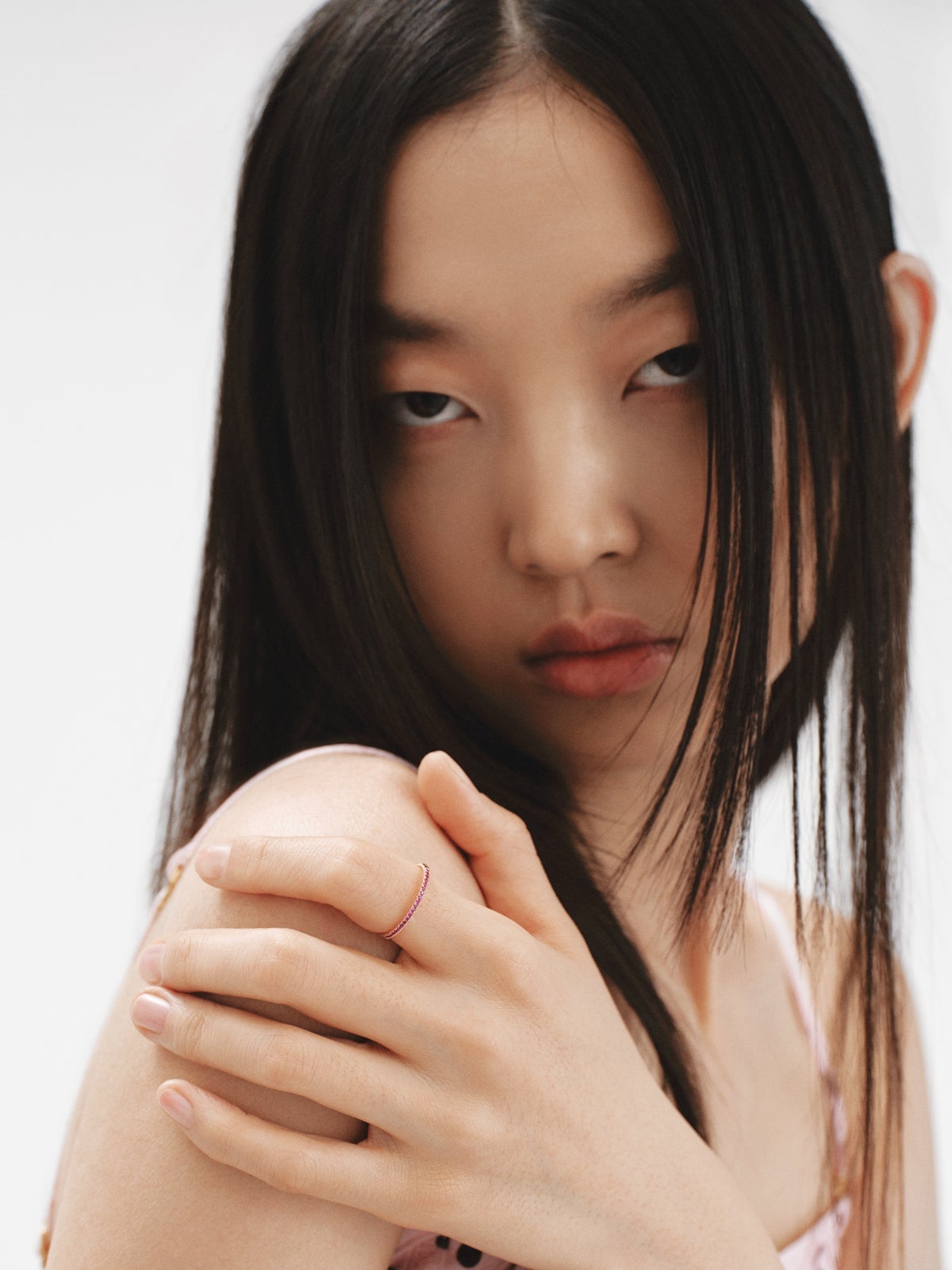 Anillo de oro rosa de 9K con rubíes rosas