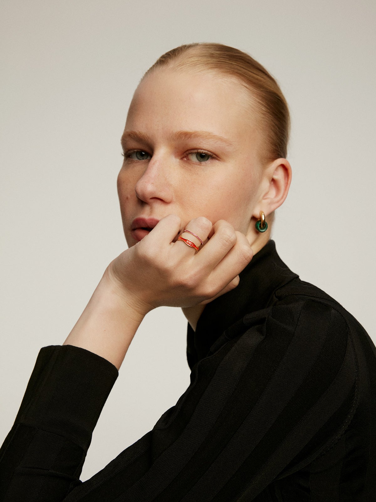 Anillo de oro rosa de 9K con rubíes rosas