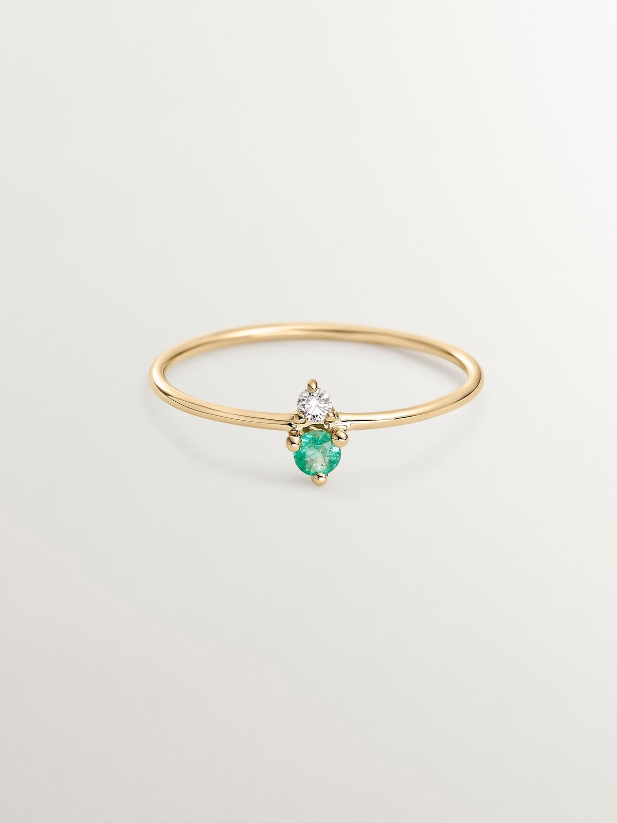 Anillo de oro amarillo de 9K con esmeralda y diamante