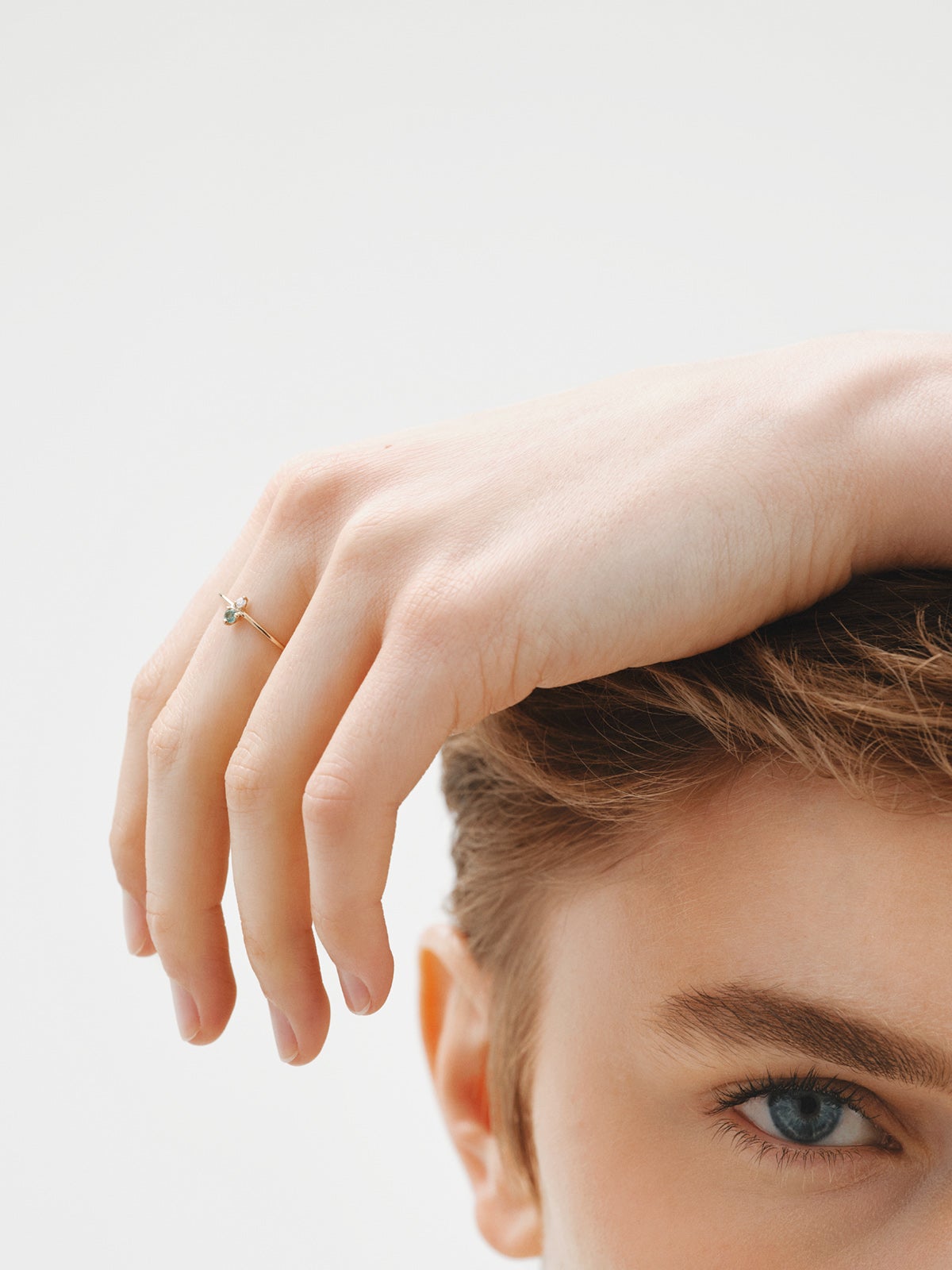 Anillo de oro amarillo de 9K con esmeralda y diamante